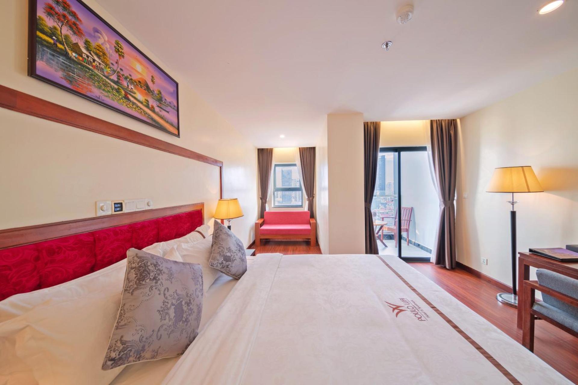 Landmark King Bed With Balcony - Photo 6