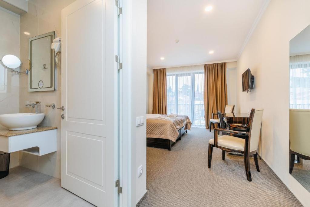 Deluxe Double or Twin Room with Balcony photo 3