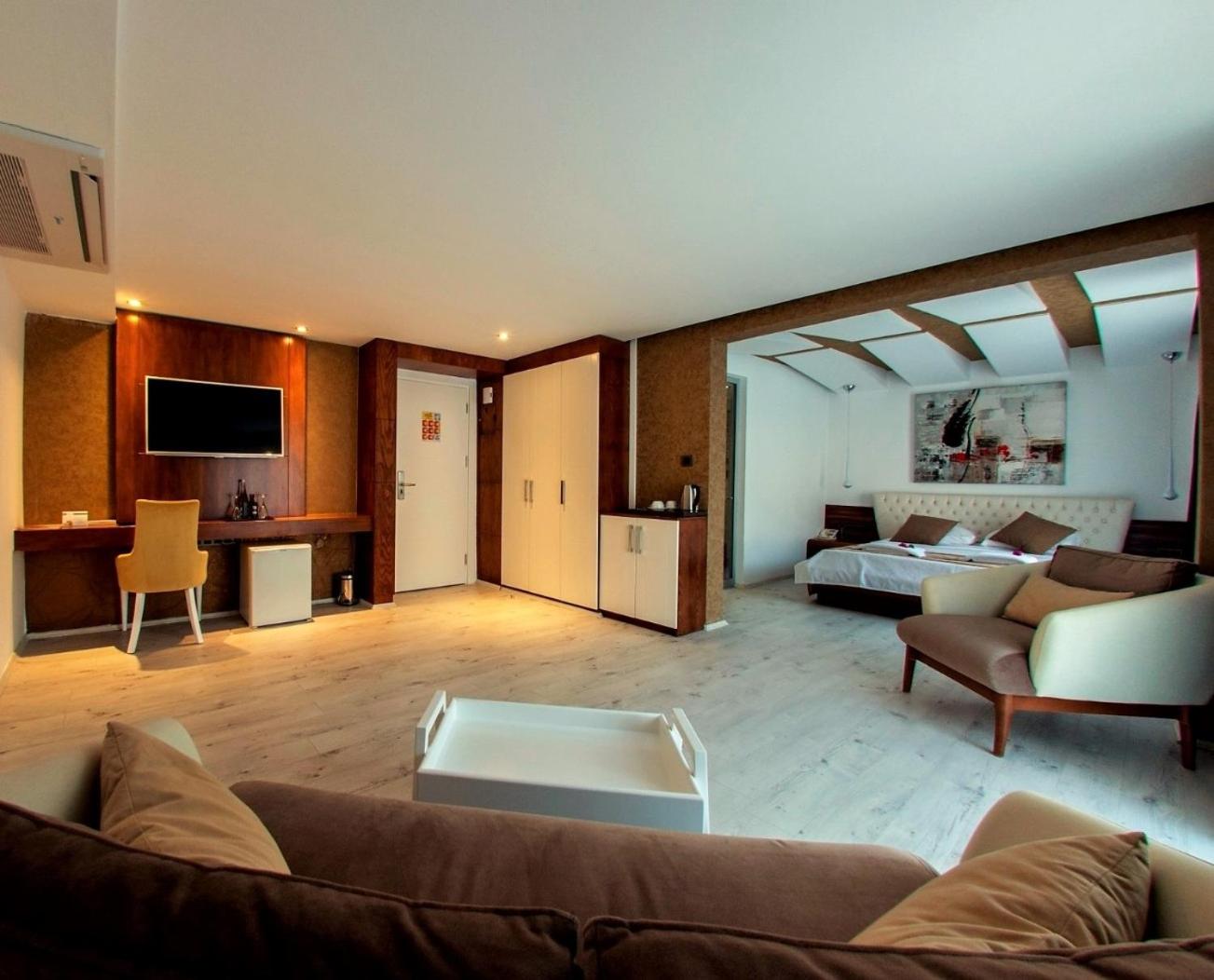Deluxe Double Room with Side Sea View - Photo 2