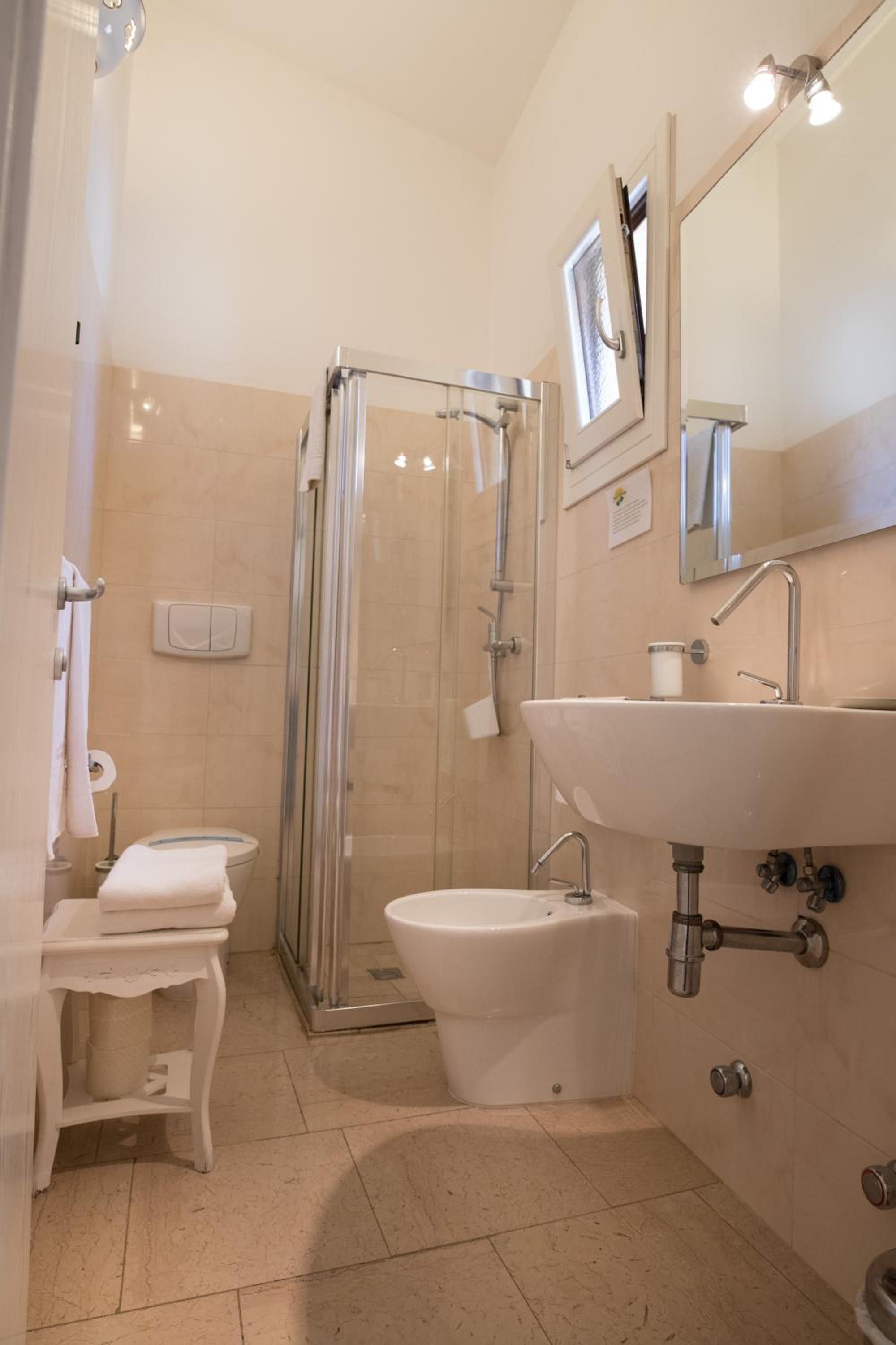 Double Room - Photo 5