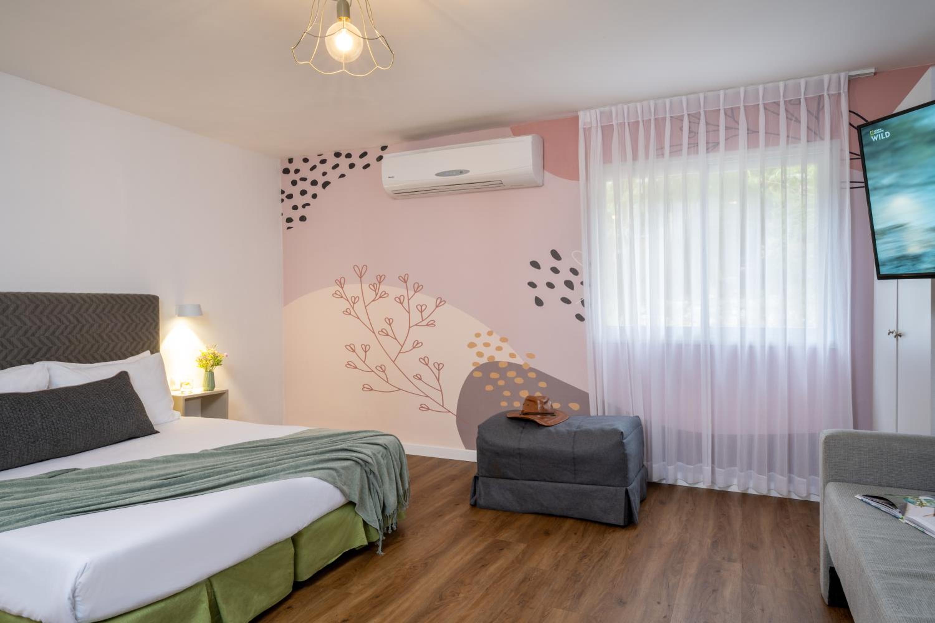 Large Family Studio (2 adults + 3 children) photo 2