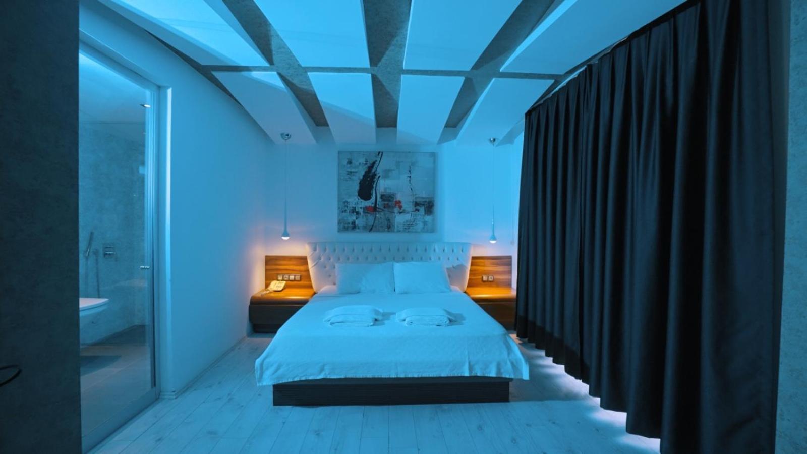 Deluxe Double Room with Side Sea View - Photo 4