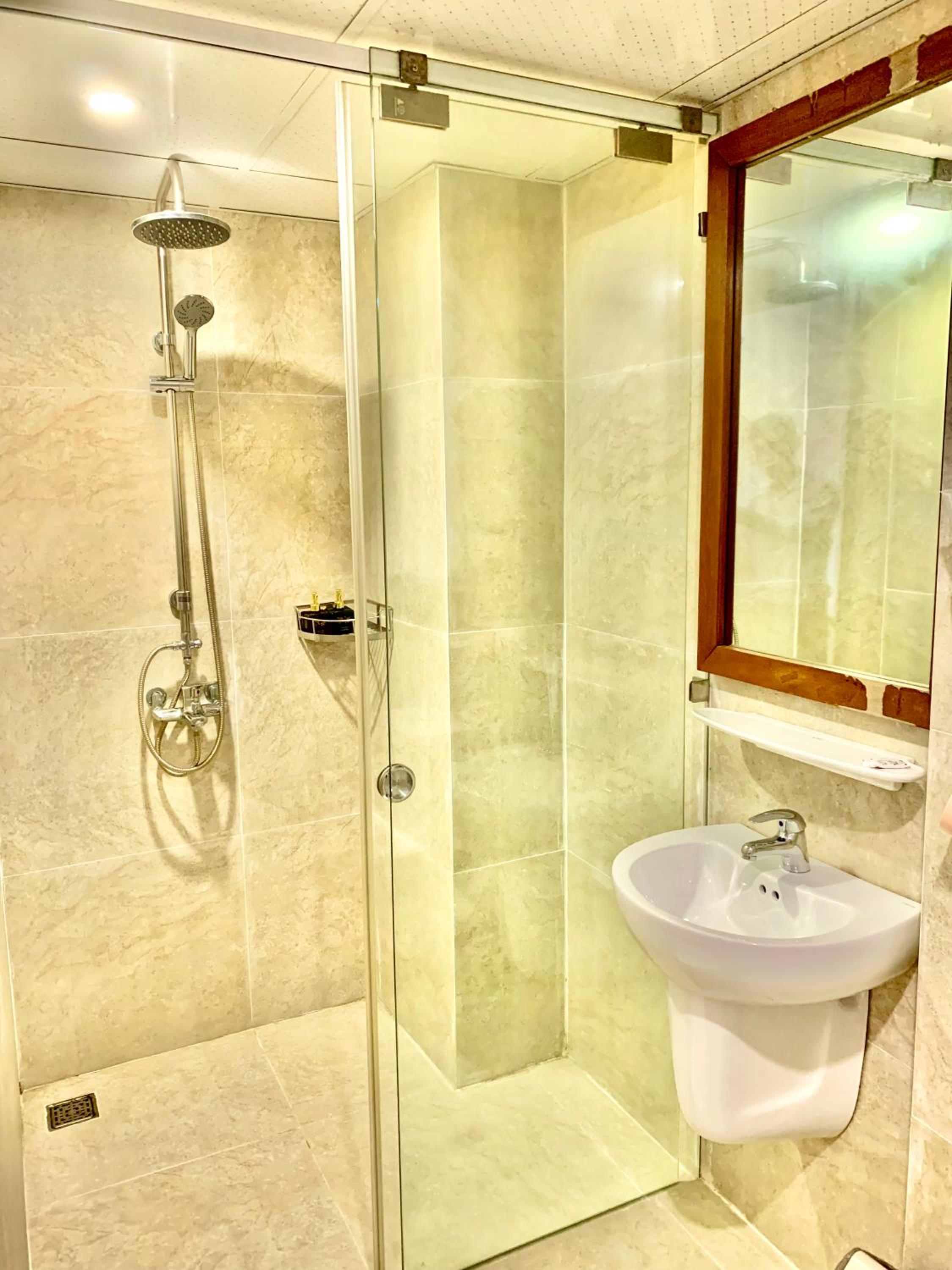 Quadruple Room with Balcony - Photo 9