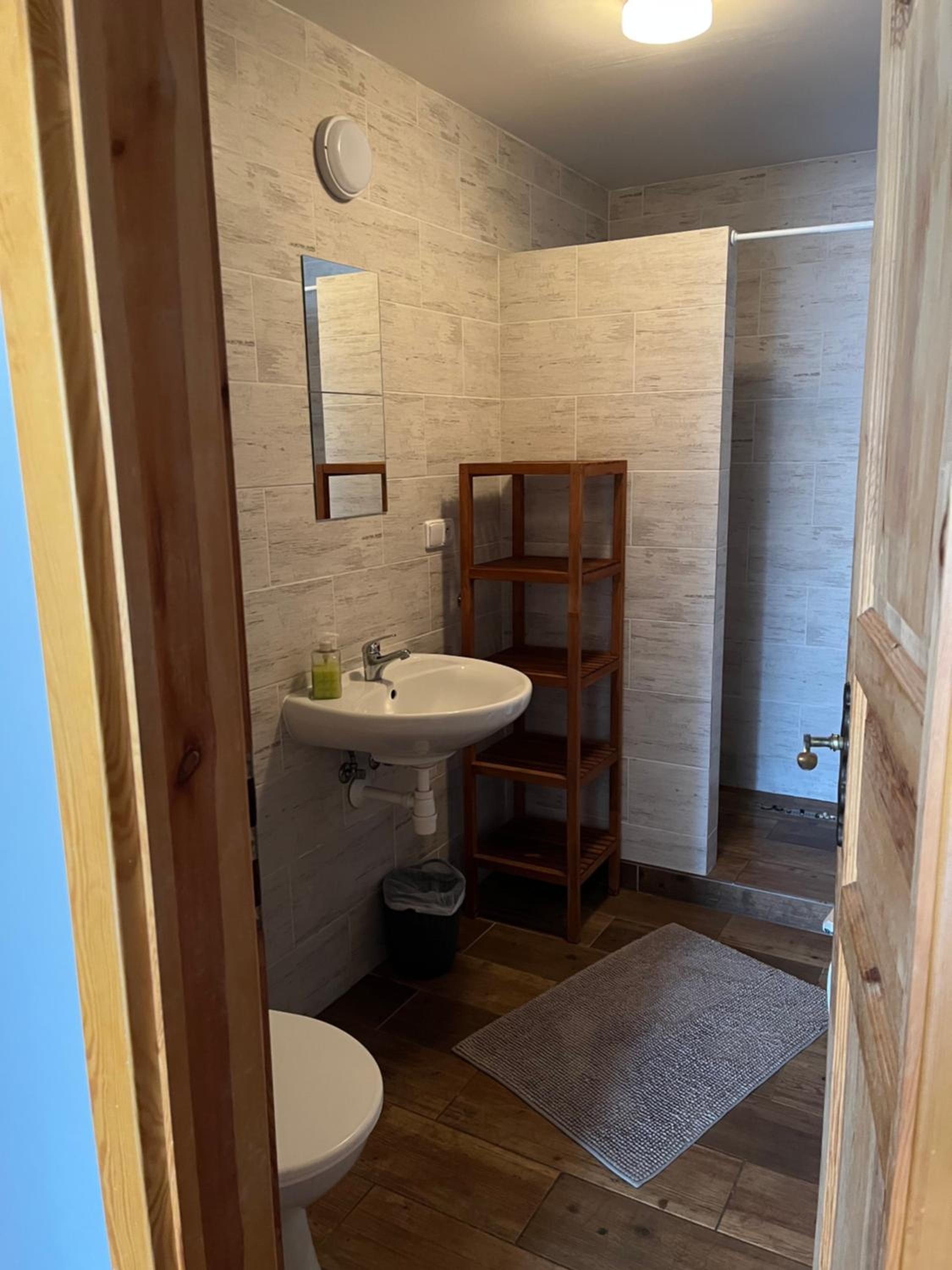 Double Room with Private Bathroom and Extra Bed photo 2