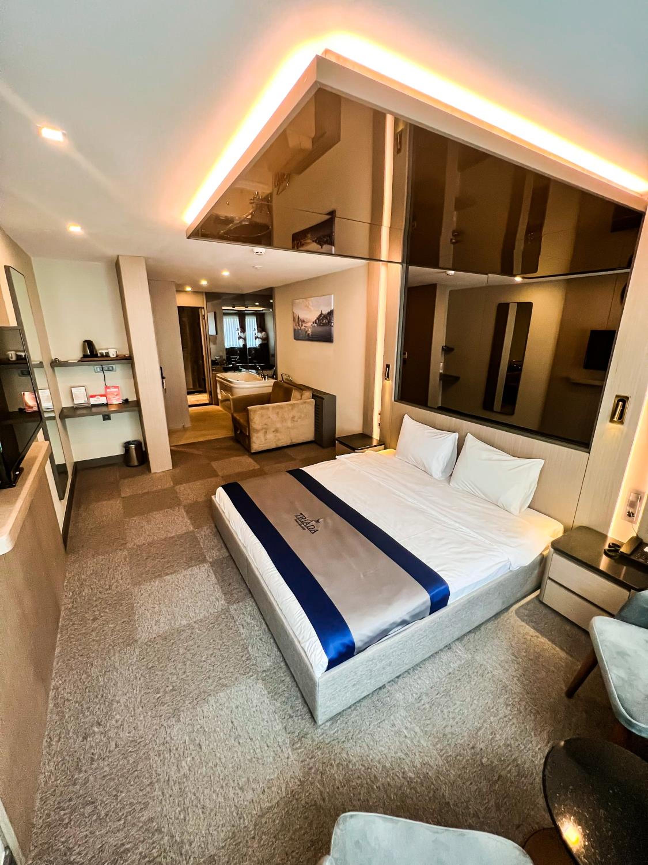 Deluxe Double Room with Jacuzzi (Annex Building) photo 1