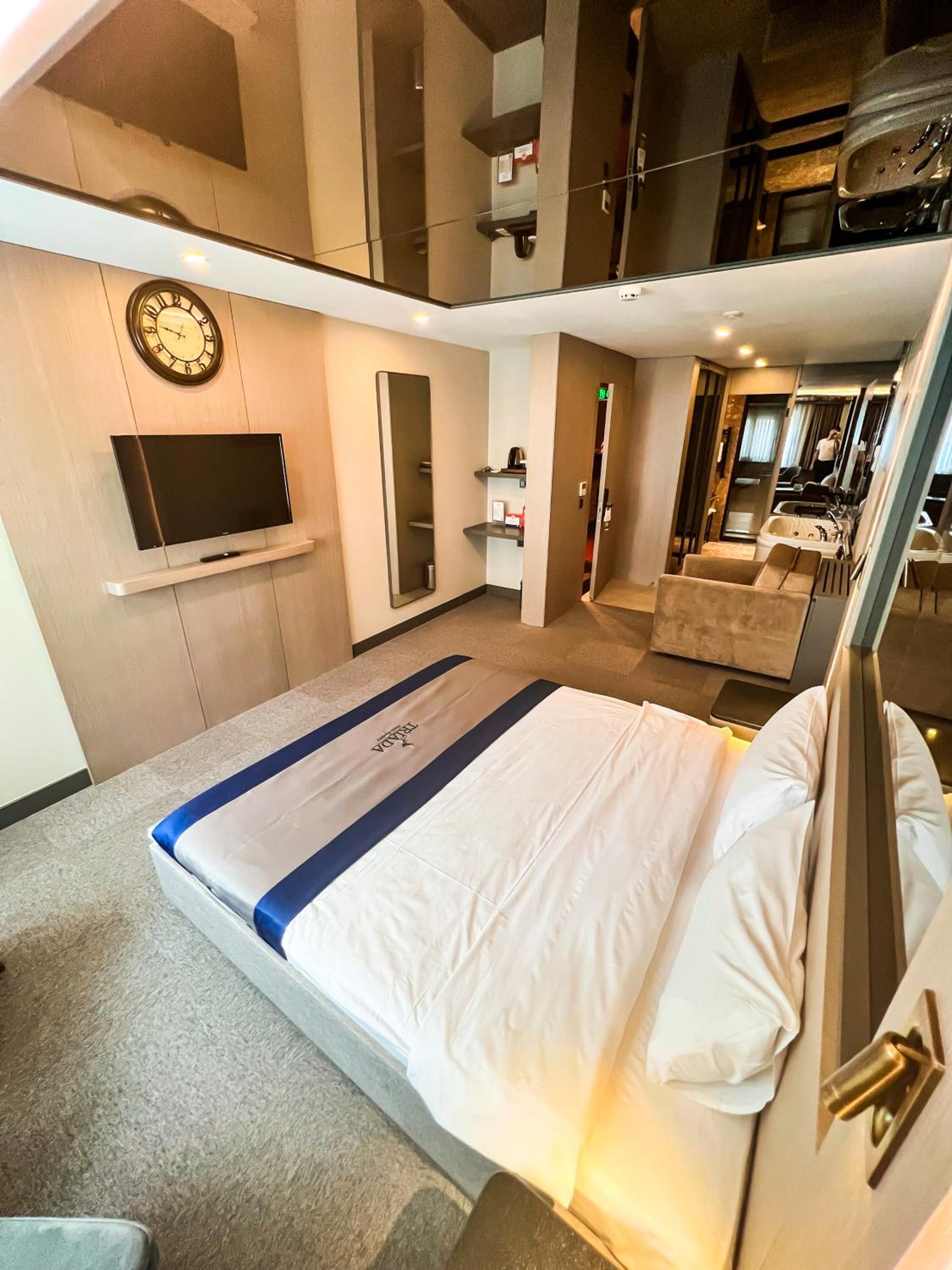 Deluxe Double Room with Jacuzzi (Annex Building) photo 2