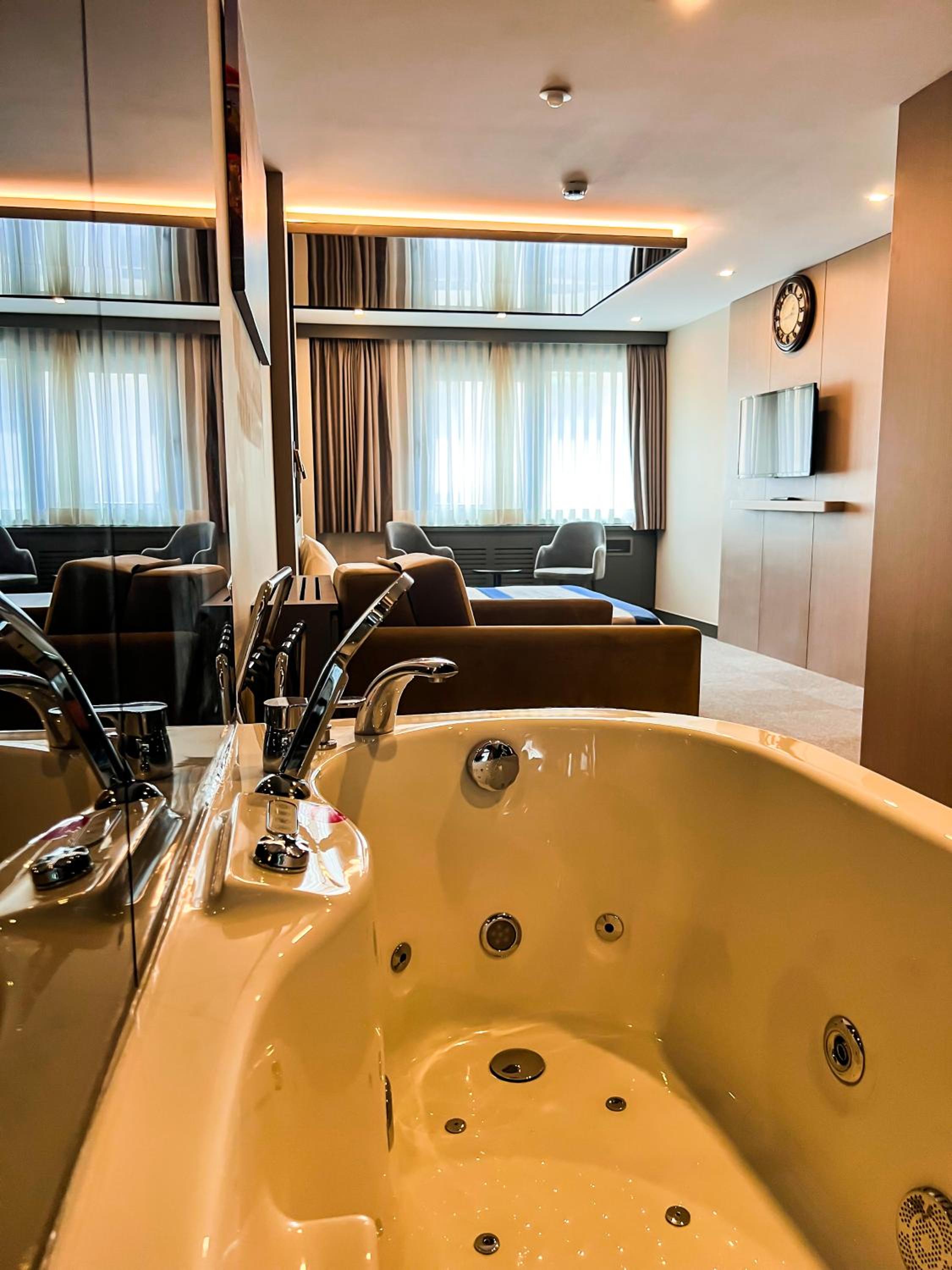 Deluxe Double Room with Jacuzzi (Annex Building) photo 3