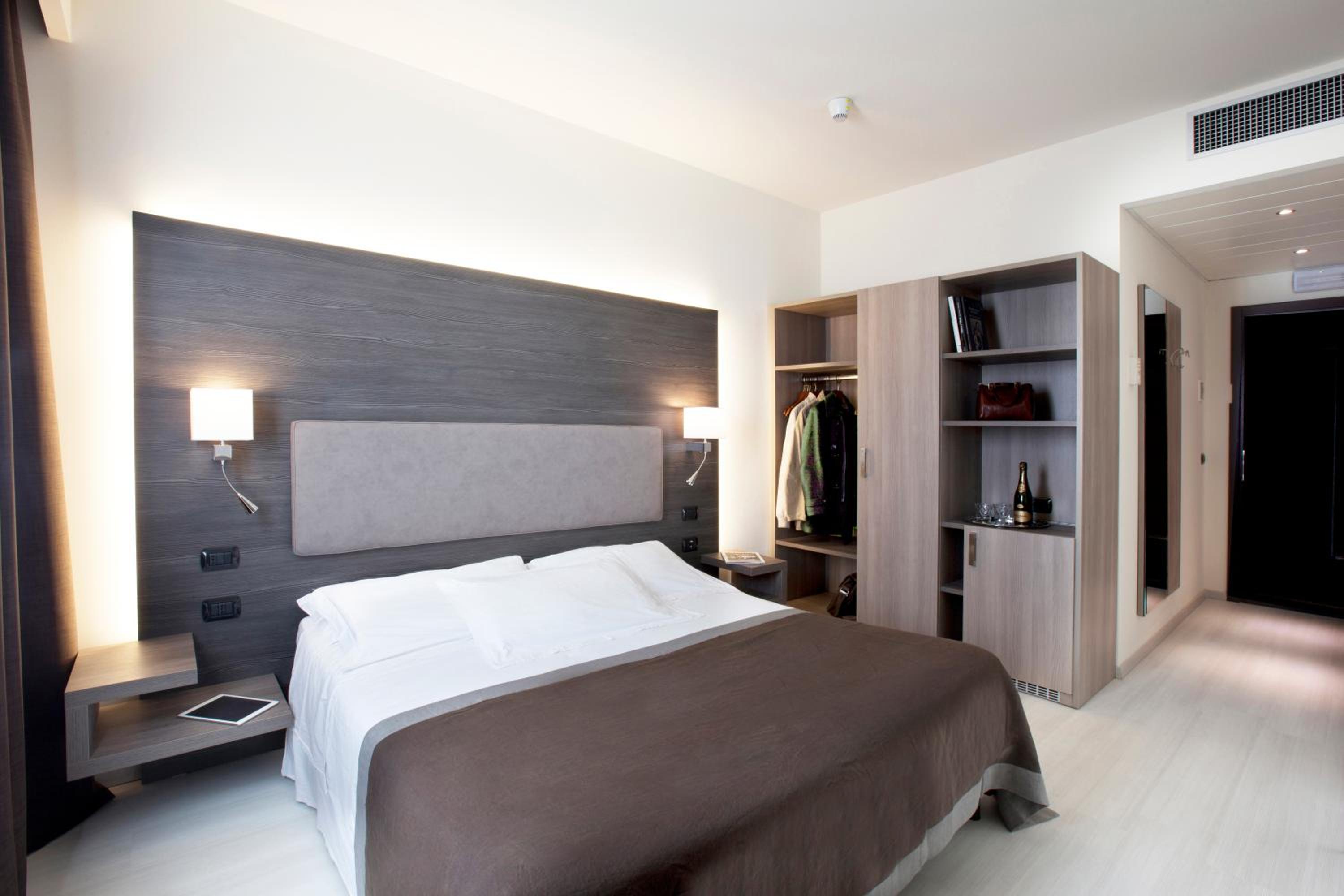 Superior Double Room with Balcony and Lake/Square View - Photo 2