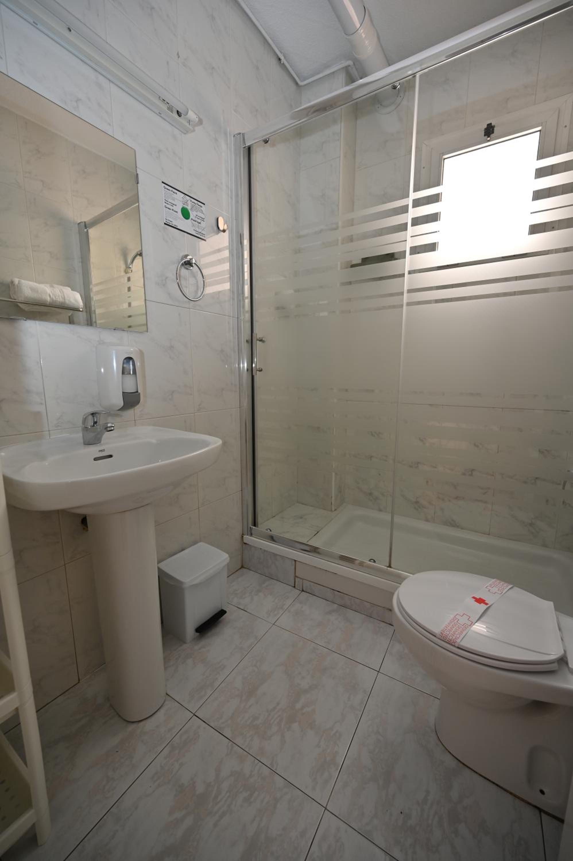 Twin Room - Photo 8