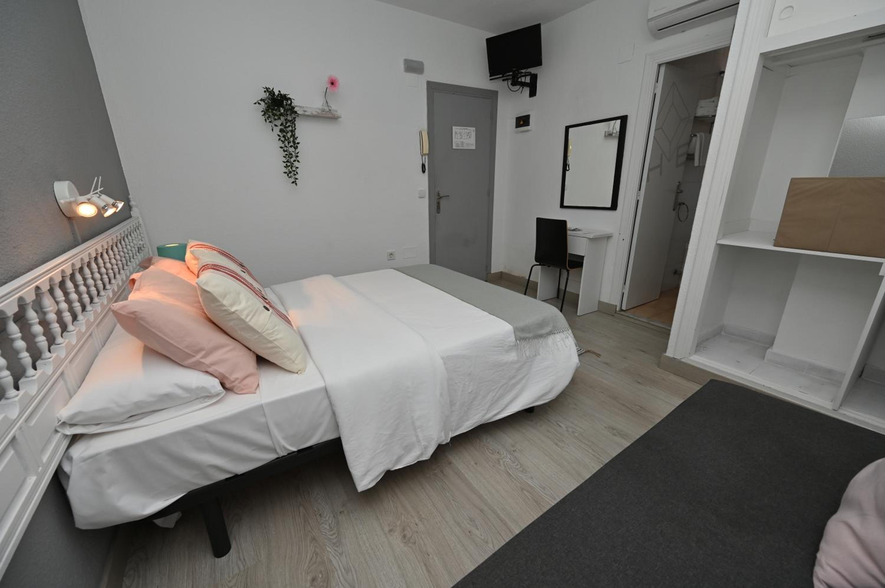 Double Room - Photo 32