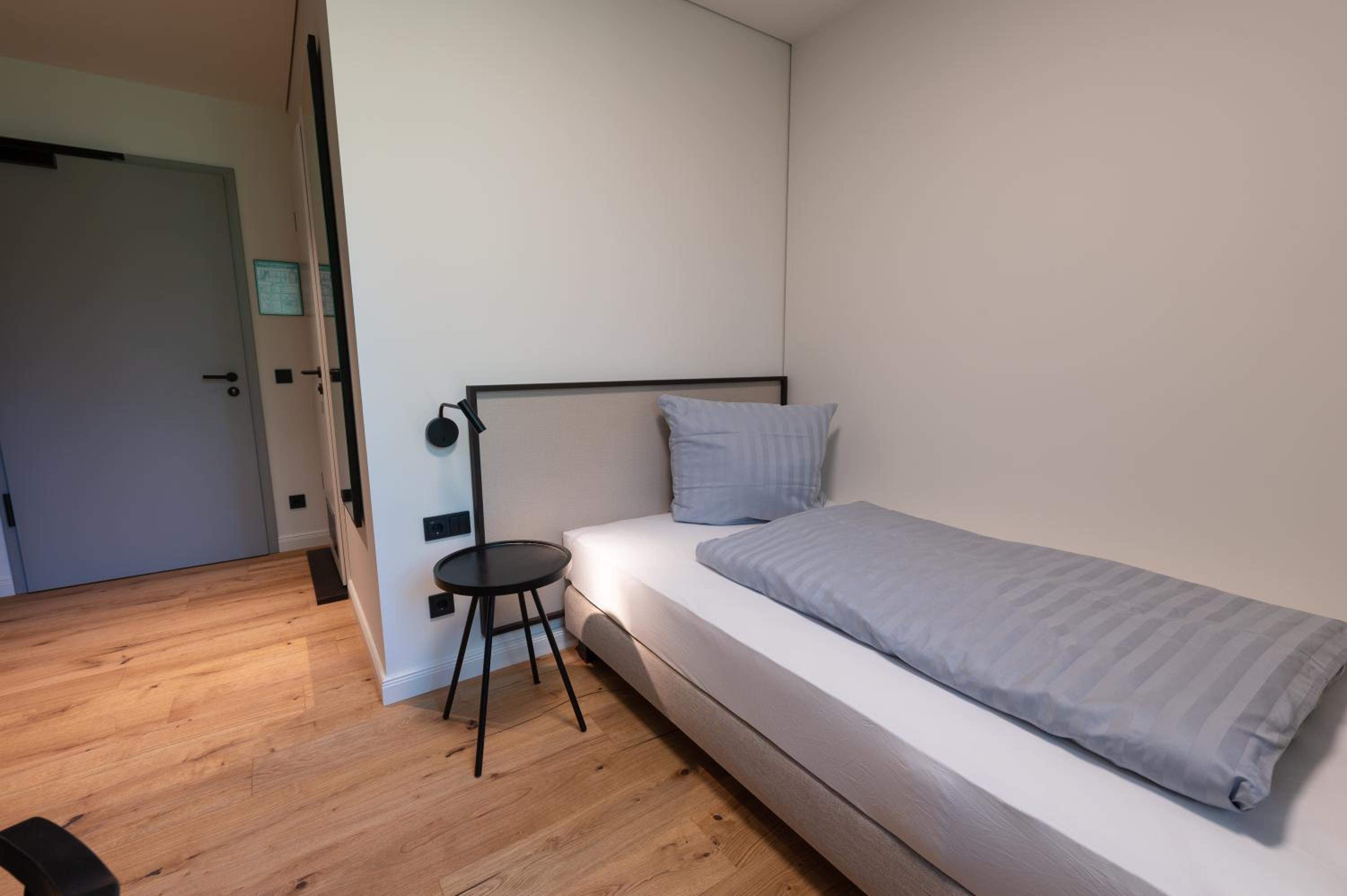 Single Room with Bathroom - ventilated, closed windows