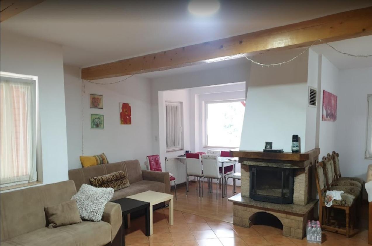 Seven-Bedroom House photo 1