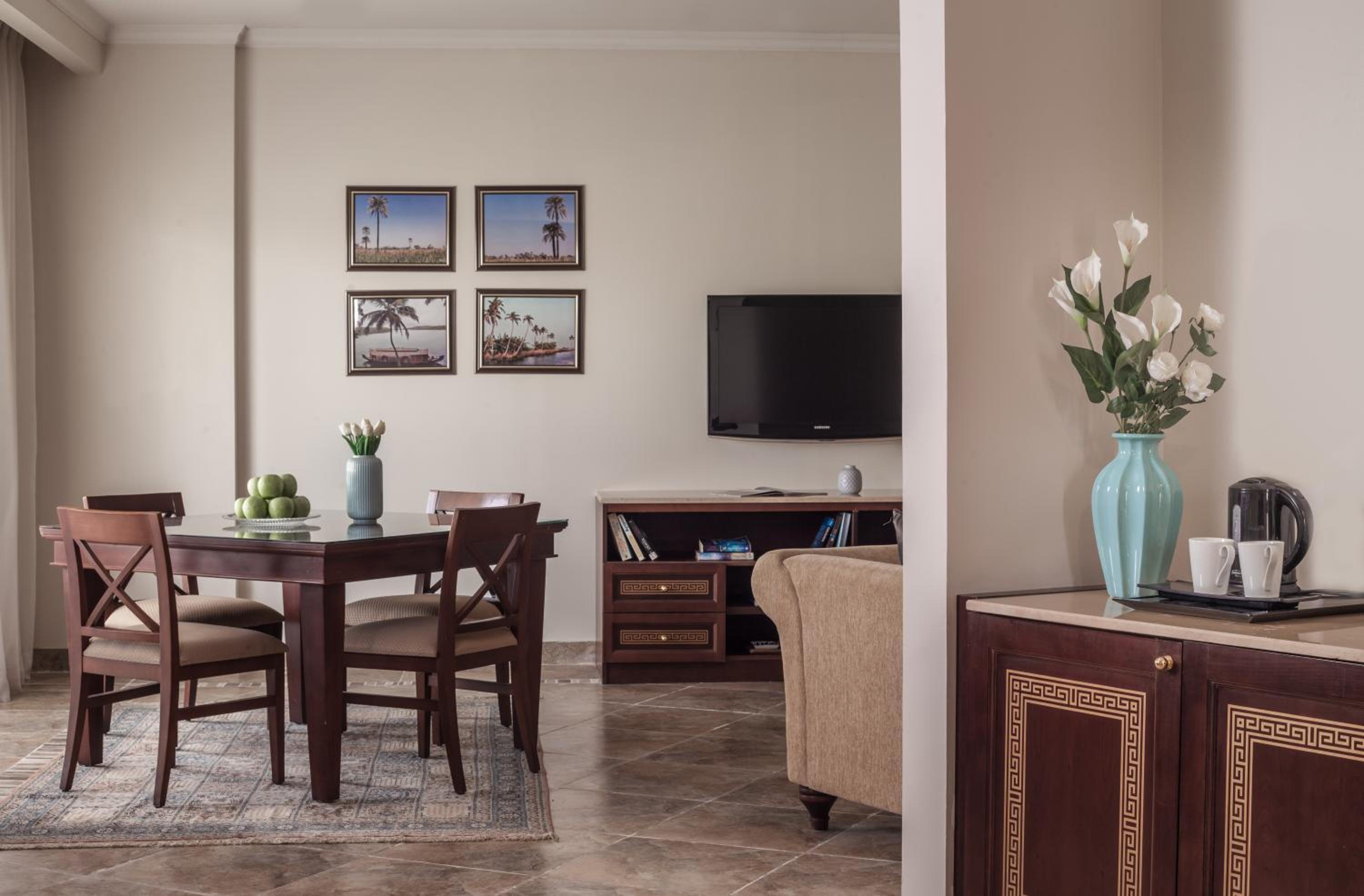 Executive Suite - Photo 2