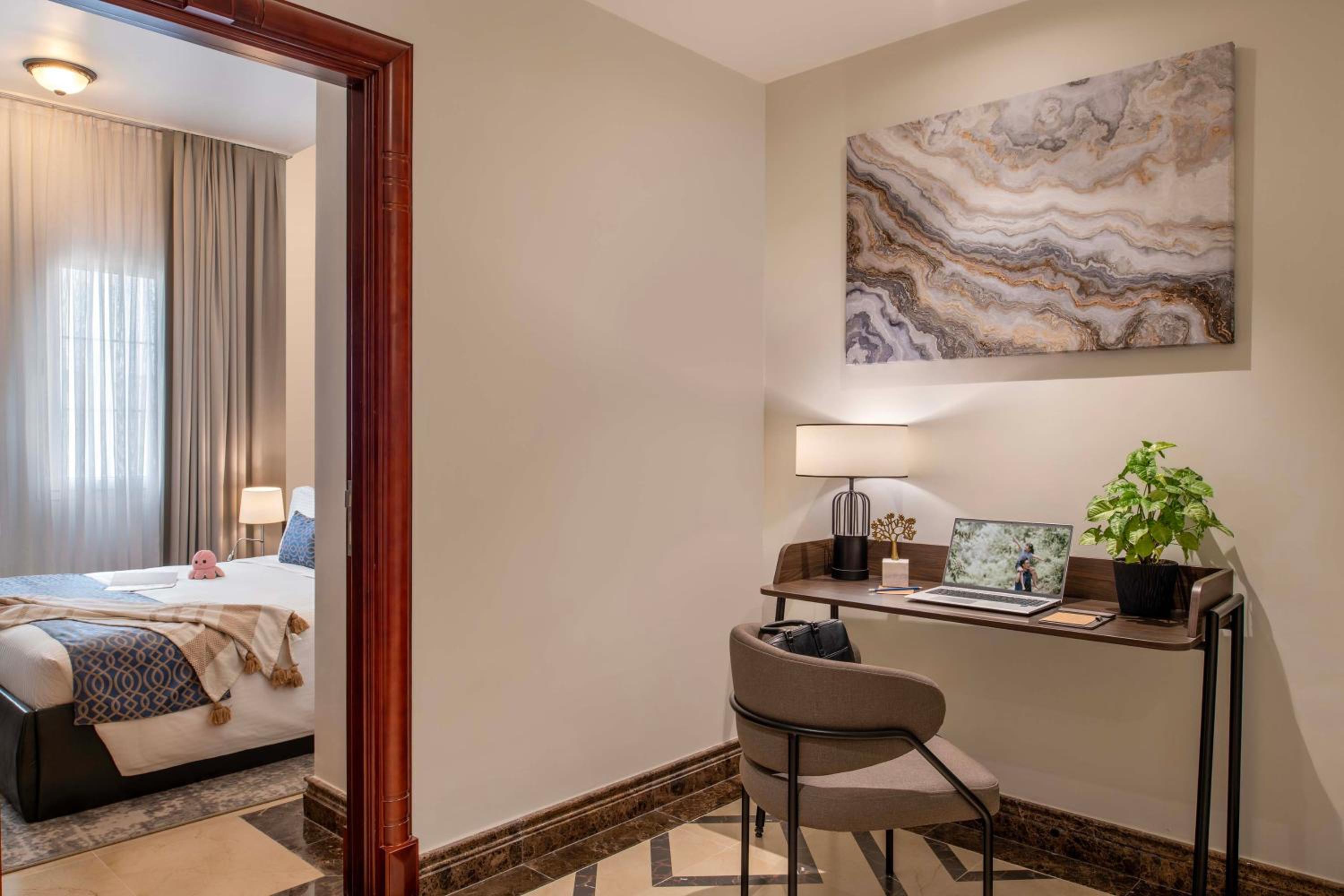 2 Bedroom Executive - Photo 2