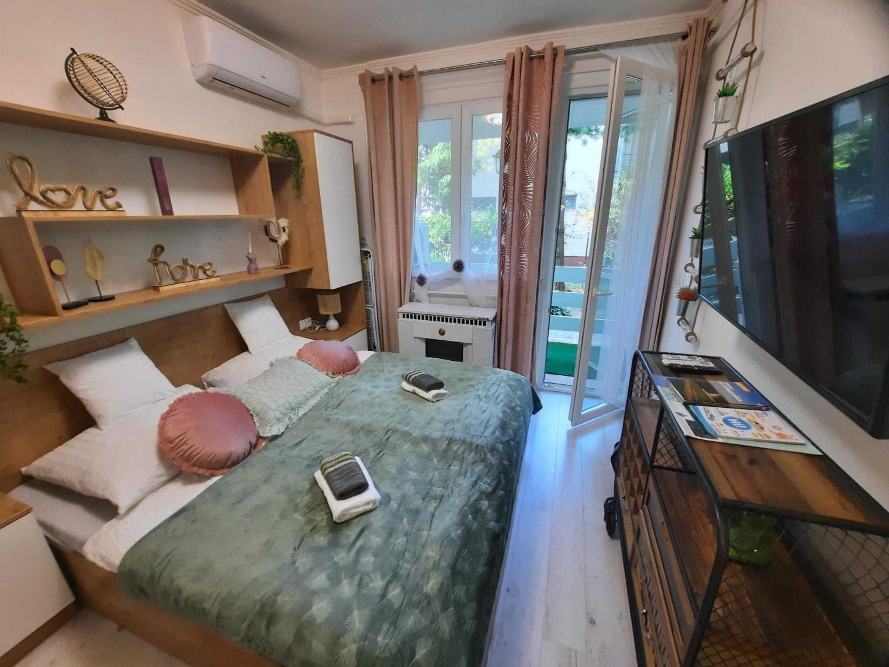 One-Bedroom Apartment photo 1