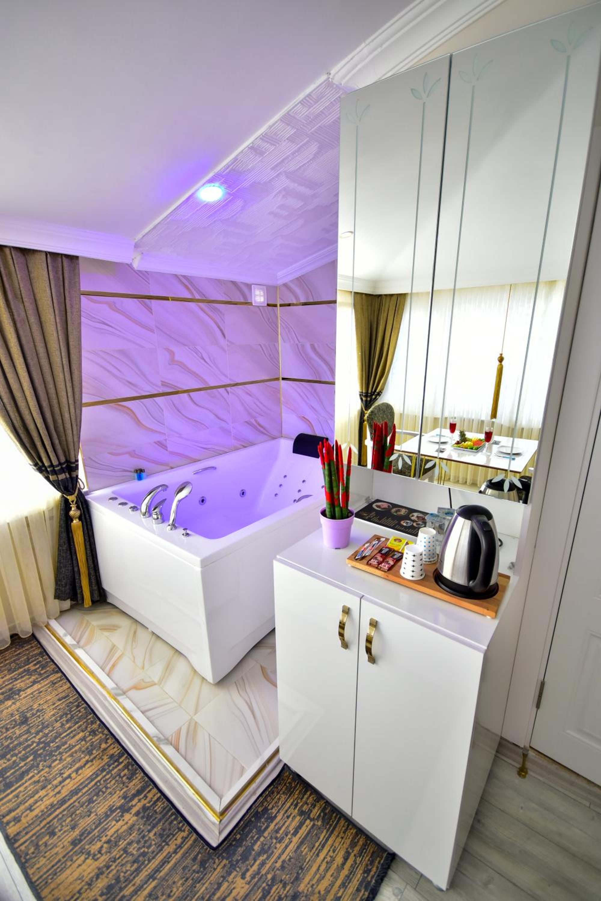 Suite with Spa Bath photo 3