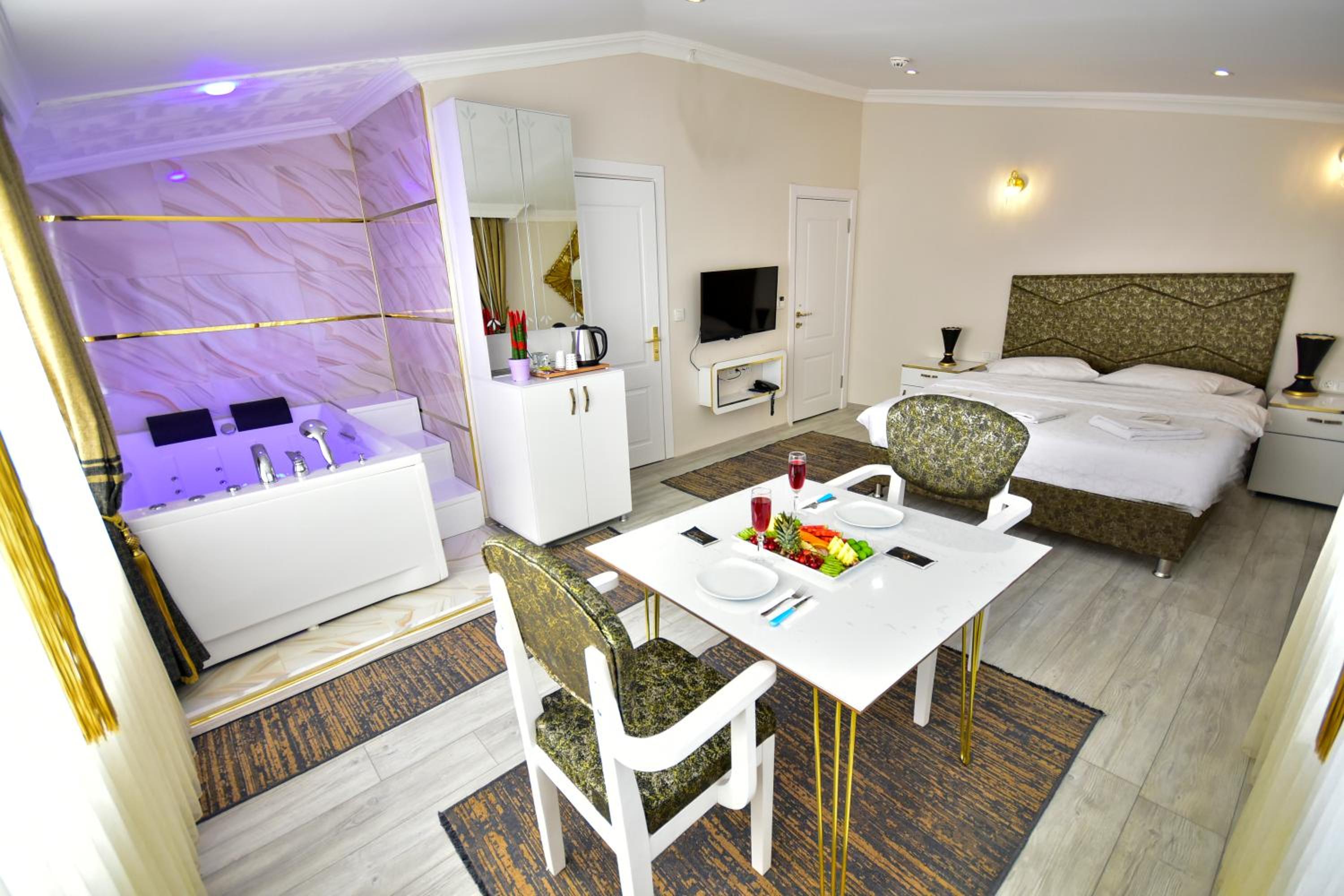 Suite with Spa Bath photo 1