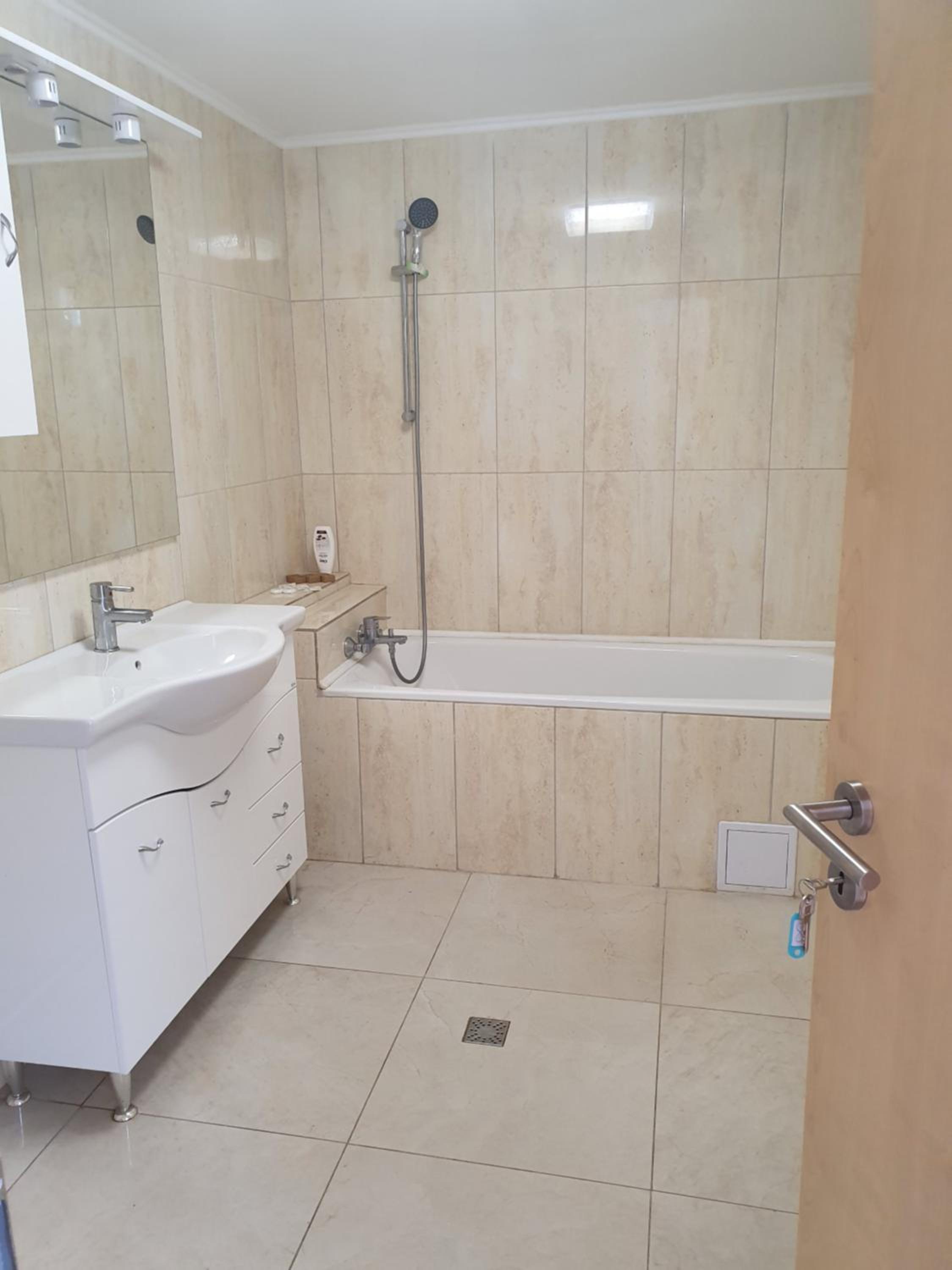 Standard Double Room with Private Bathroom - Photo 11