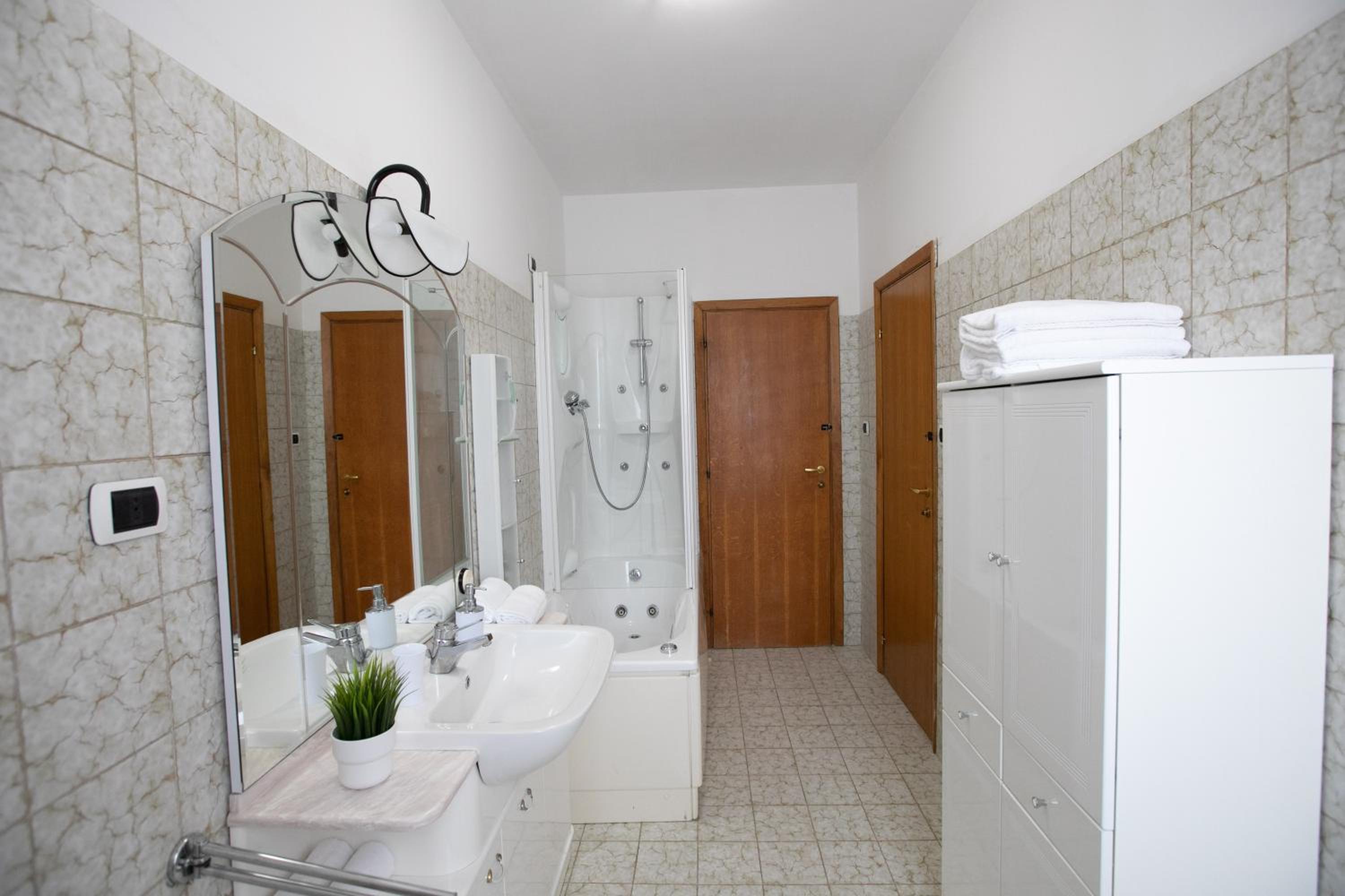 Family Room with Private Bathroom photo 2