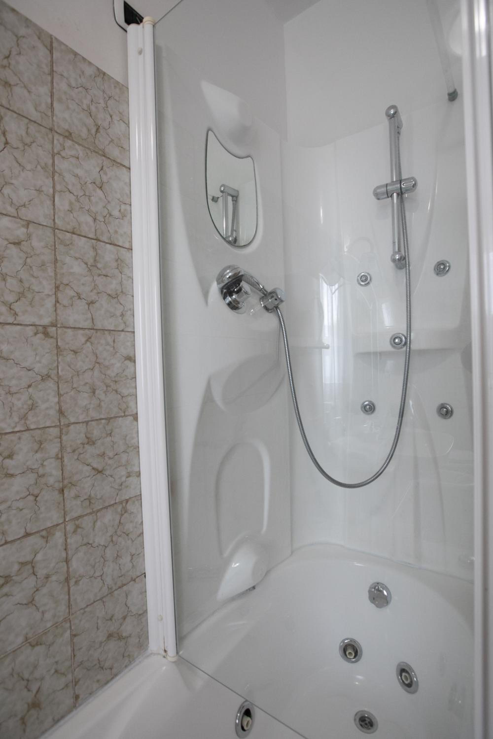 Family Room with Private Bathroom photo 3