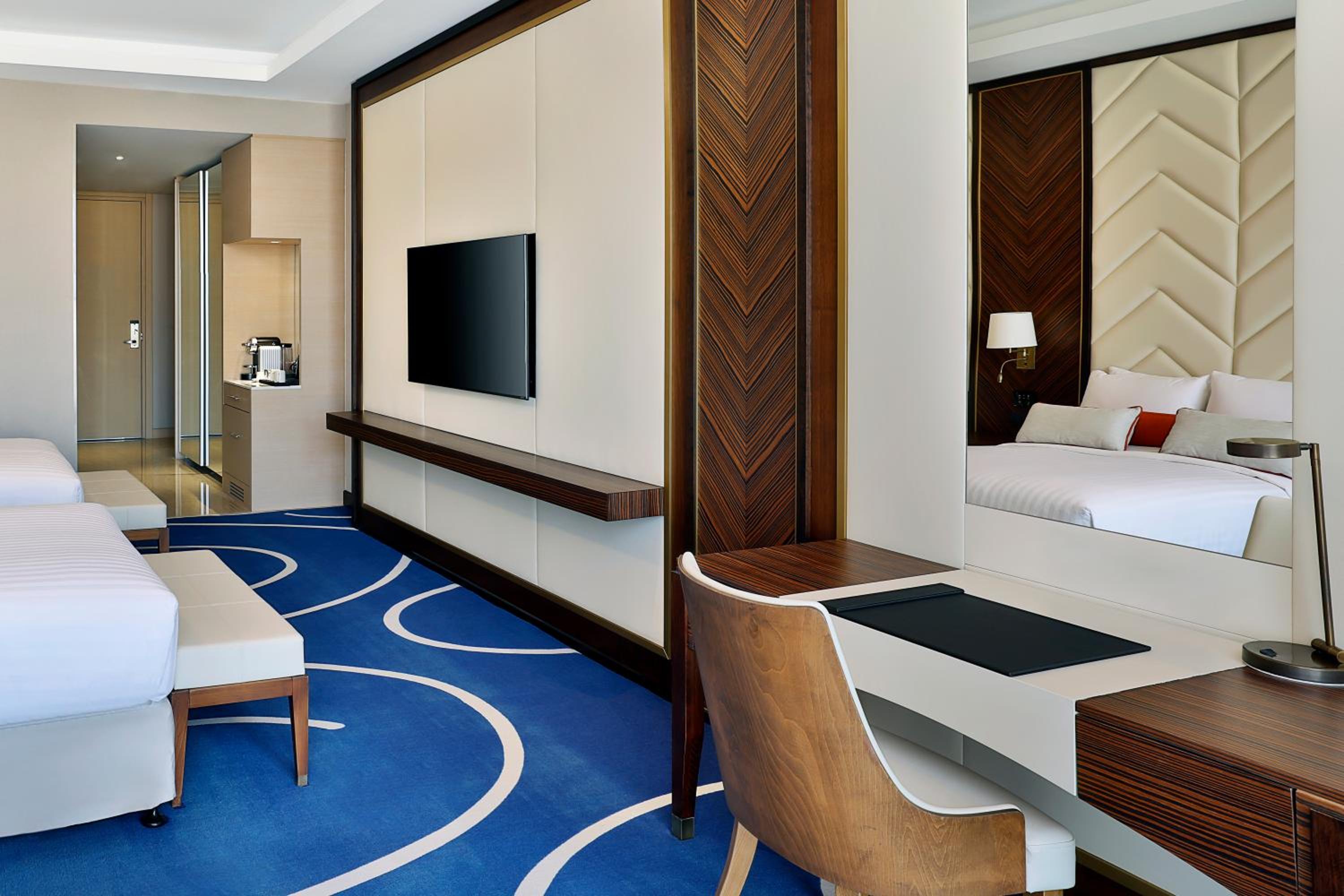 Grand Deluxe Double Room with Two Double Beds and City View - Photo 2