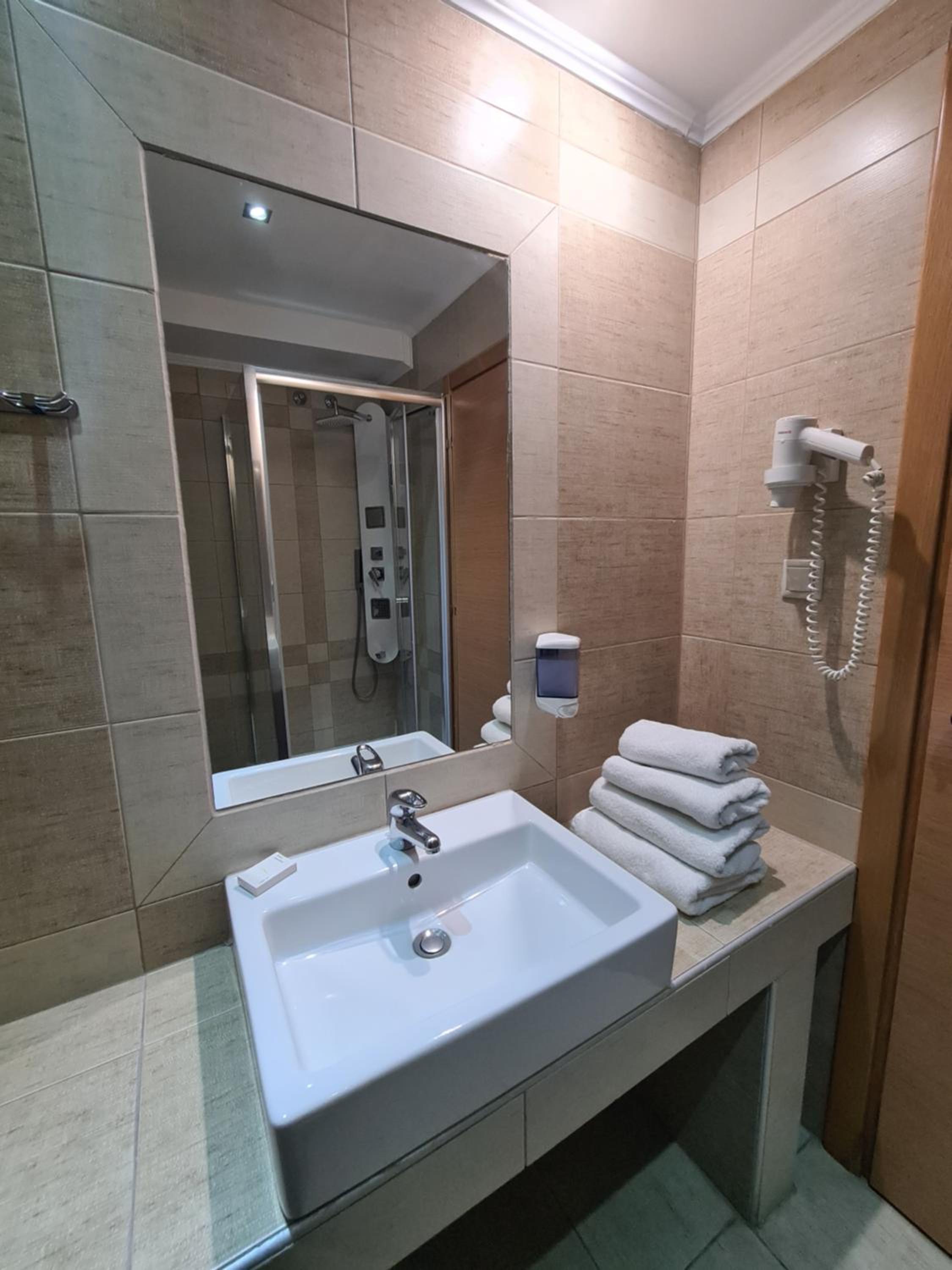 Standard Twin Room - Photo 12