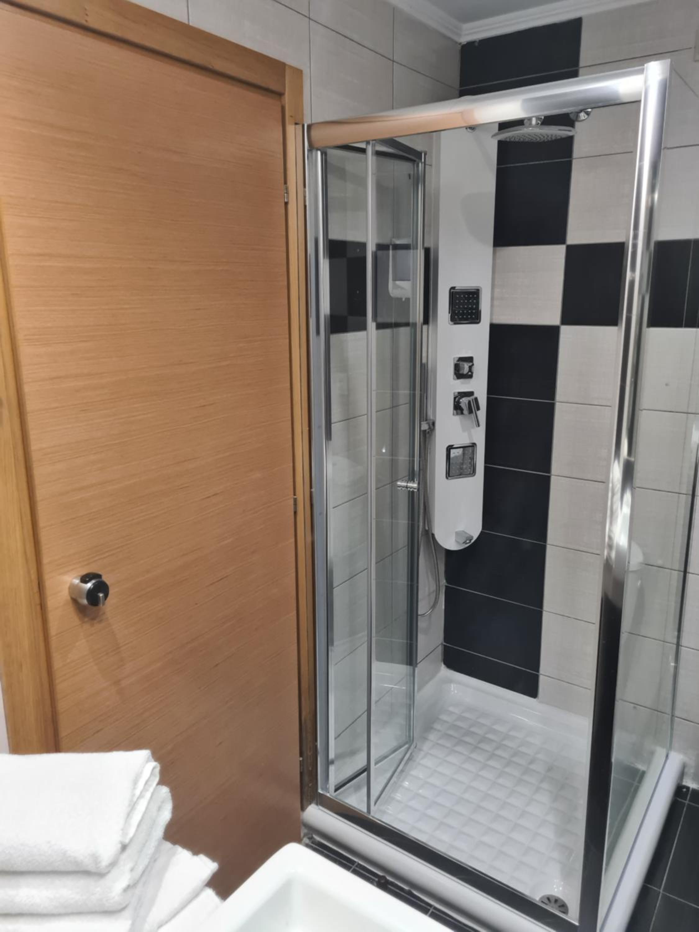 Standard Twin Room - Photo 13