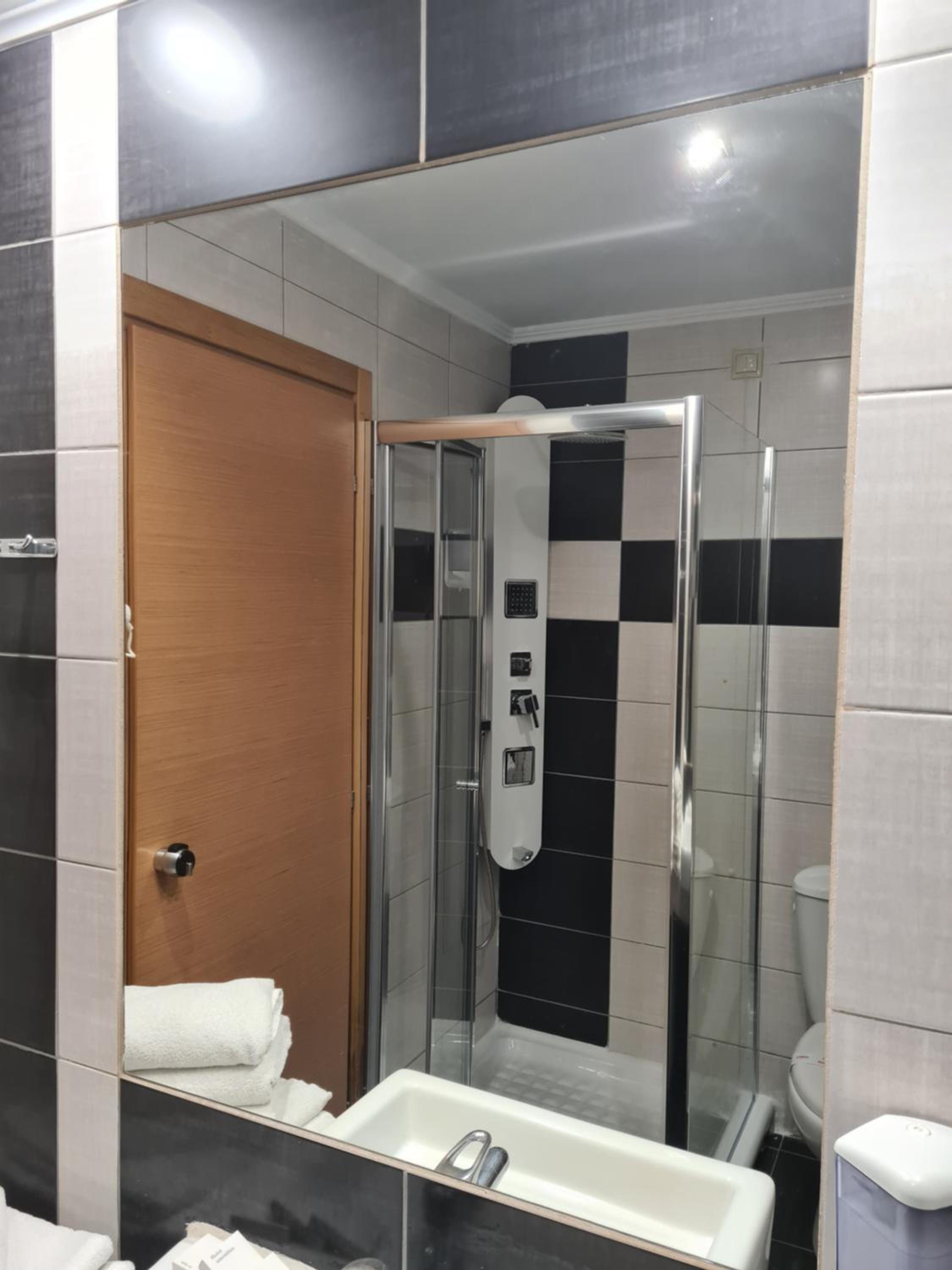 Standard Twin Room - Photo 4