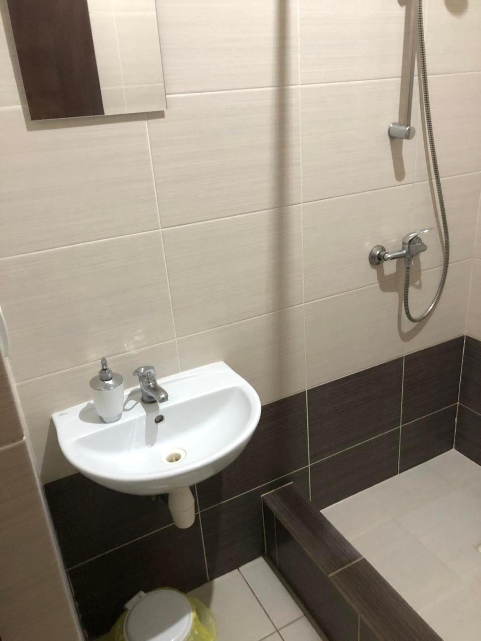 Double Room with Private Bathroom - Photo 4
