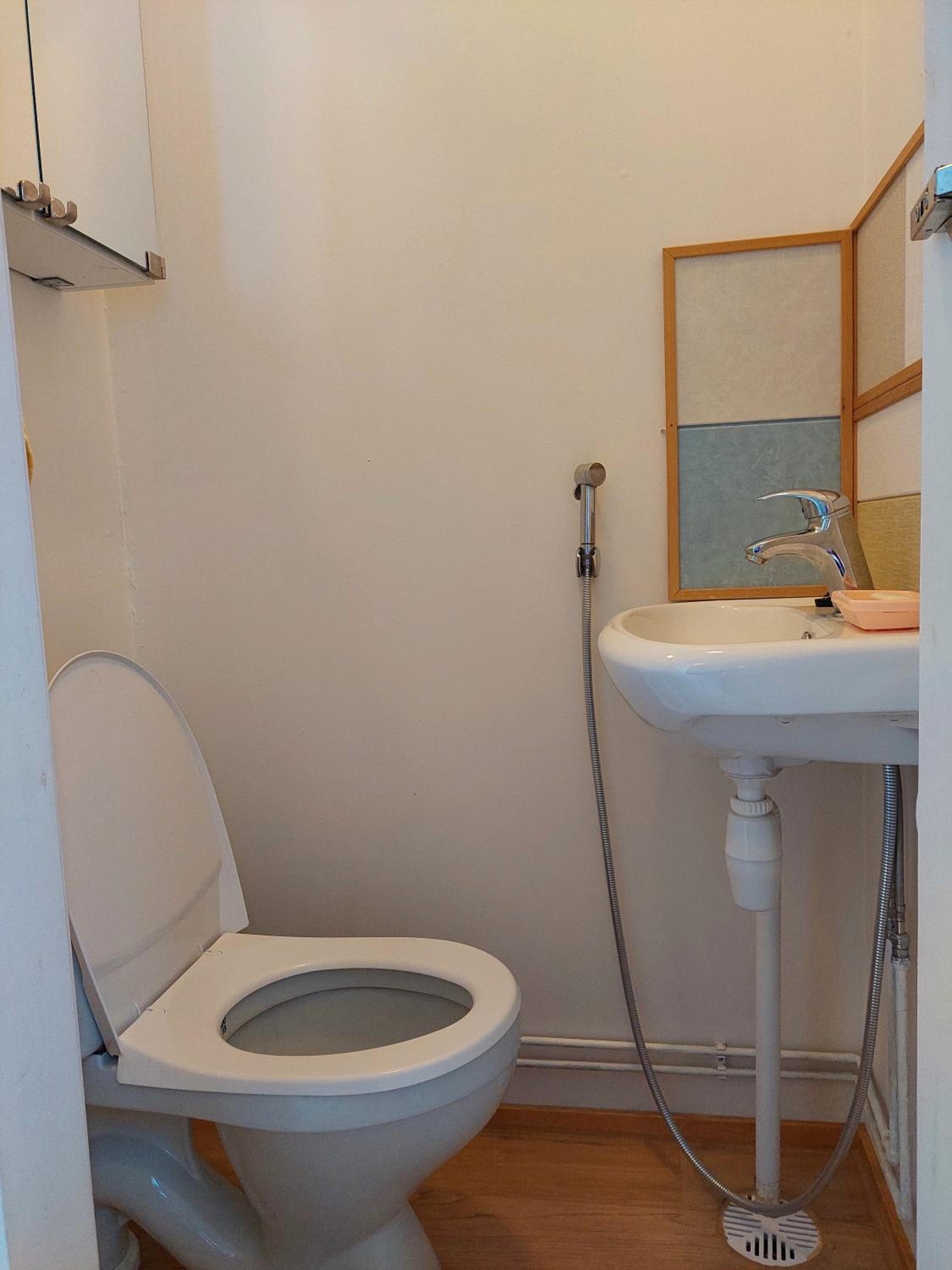 Twin Room with City View - Photo 8