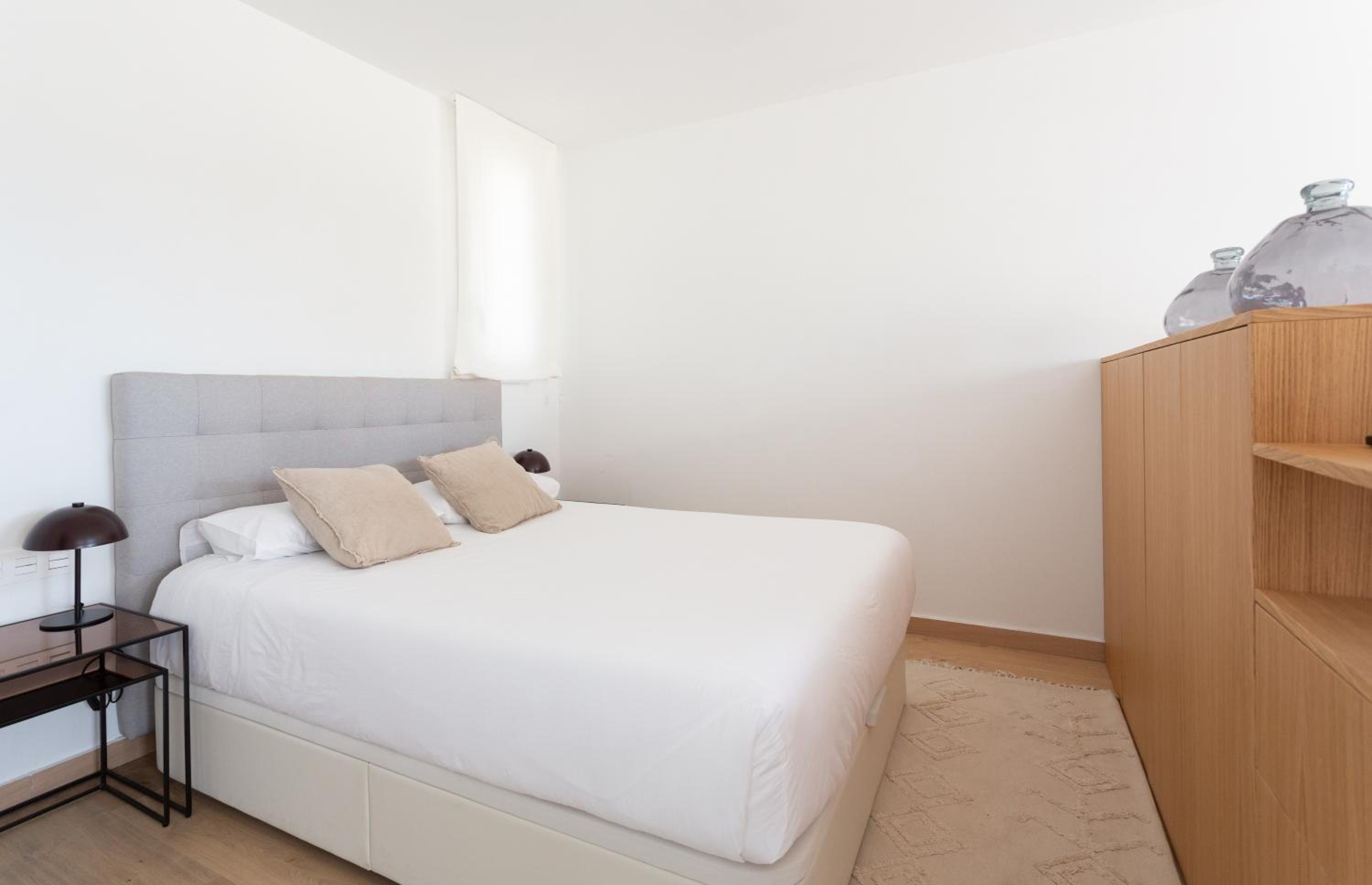 One-Bedroom Apartment photo 2