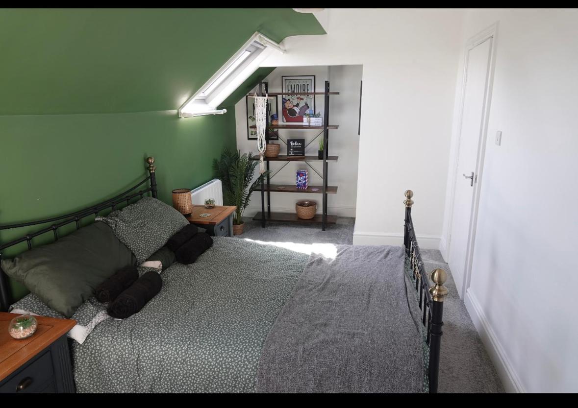 One-Bedroom Apartment photo 1