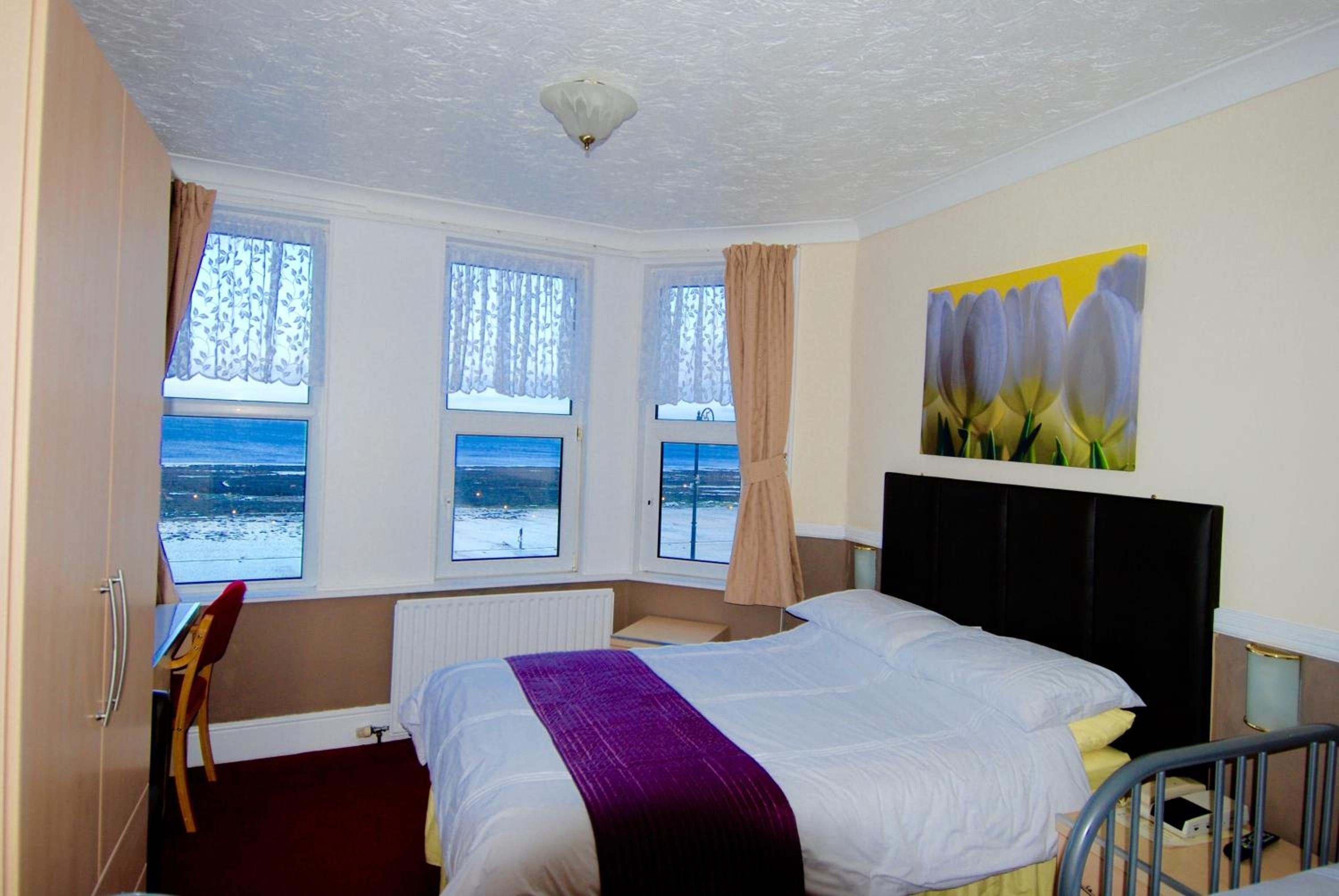 Family Room with Sea View photo 2