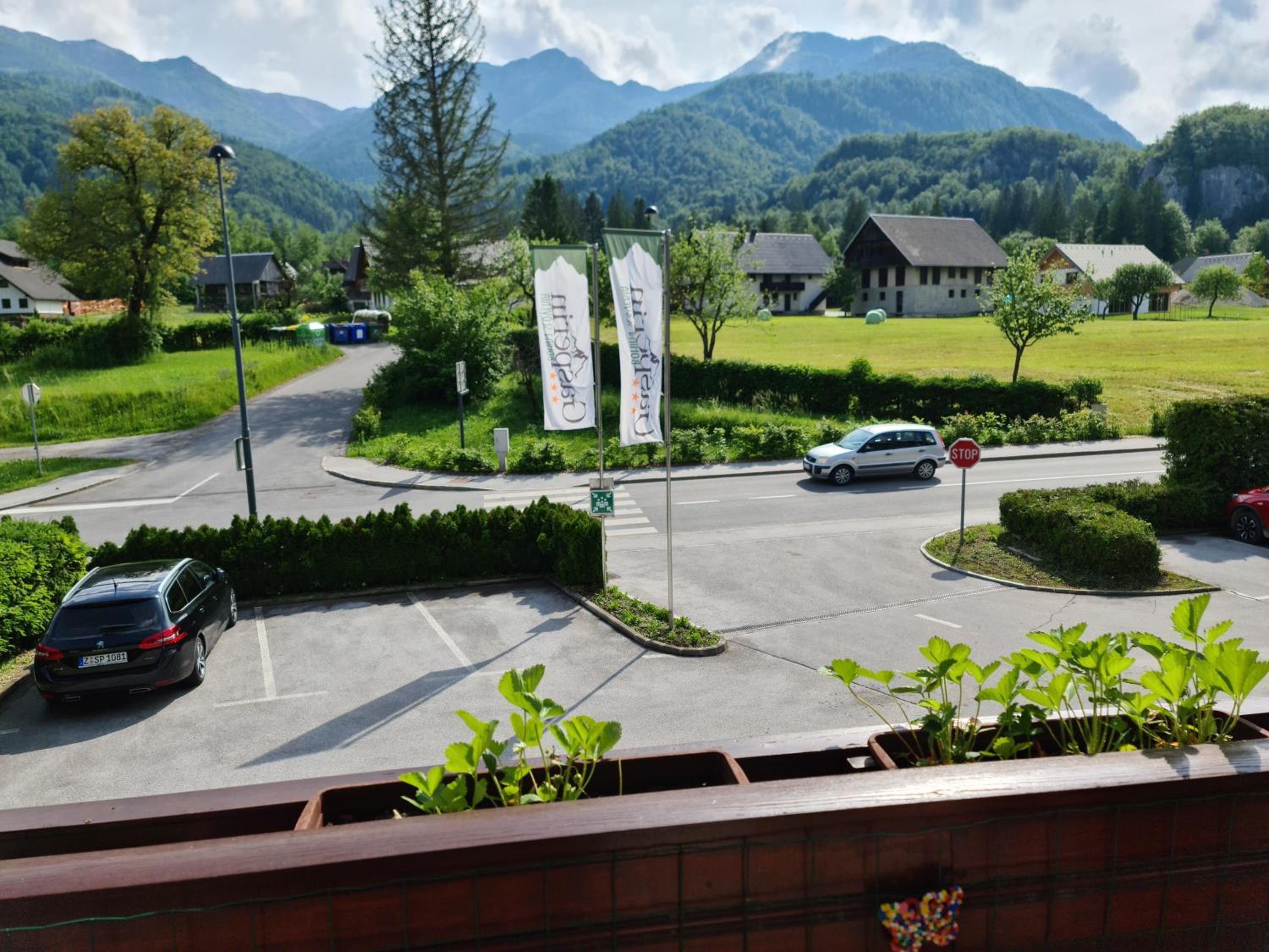 Quadruple Room with Balcony and Mountain View - Photo 10