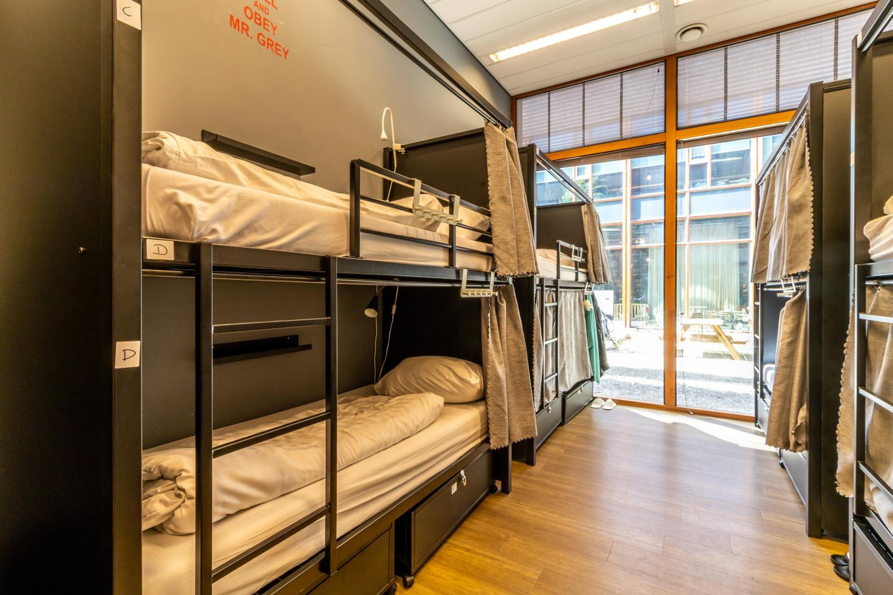 Bed in 12-bed Women Dormitory Room photo 3