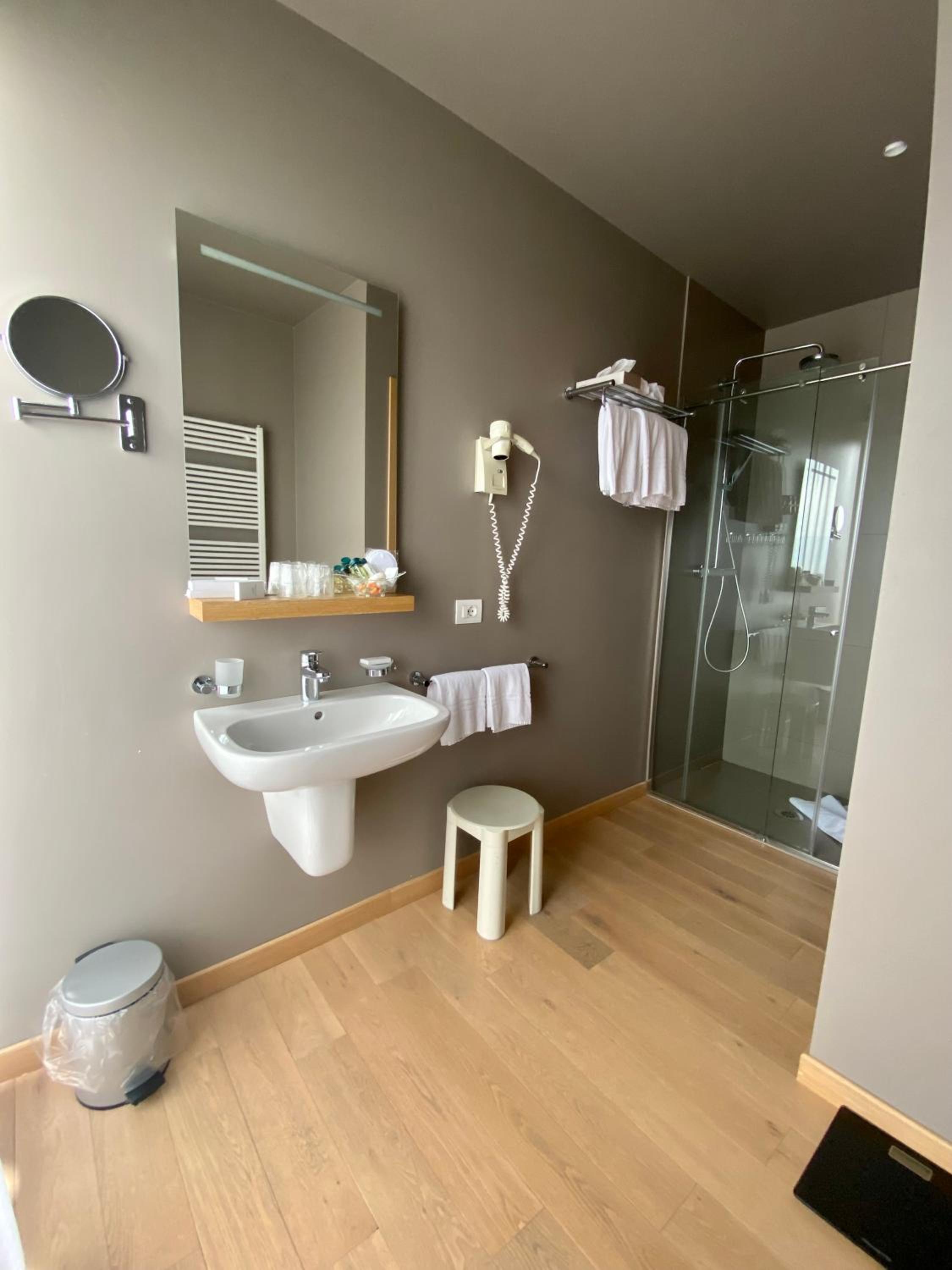 Deluxe Double or Twin Room with City View - Photo 2