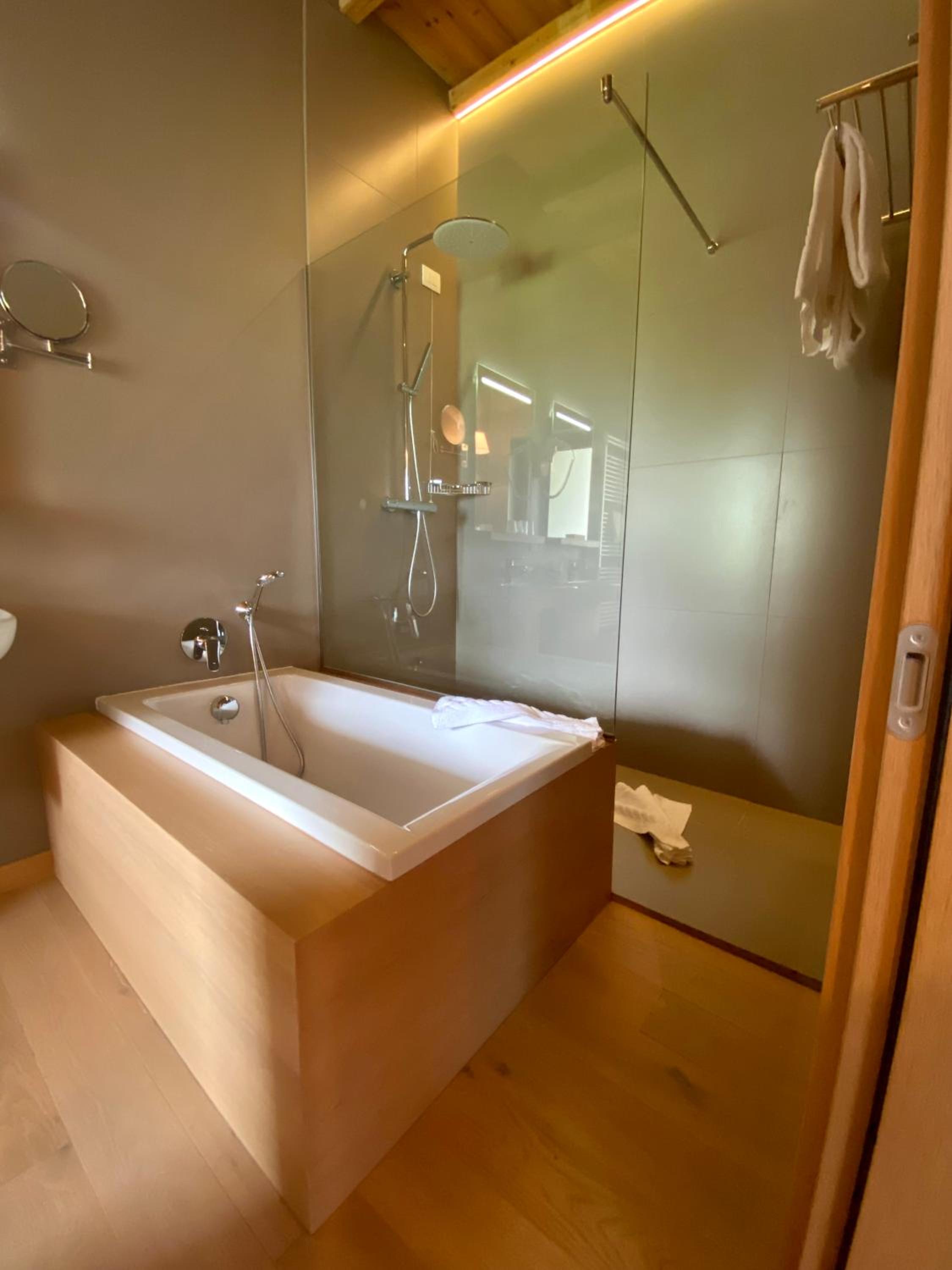 Junior Suite with Balcony - Photo 7