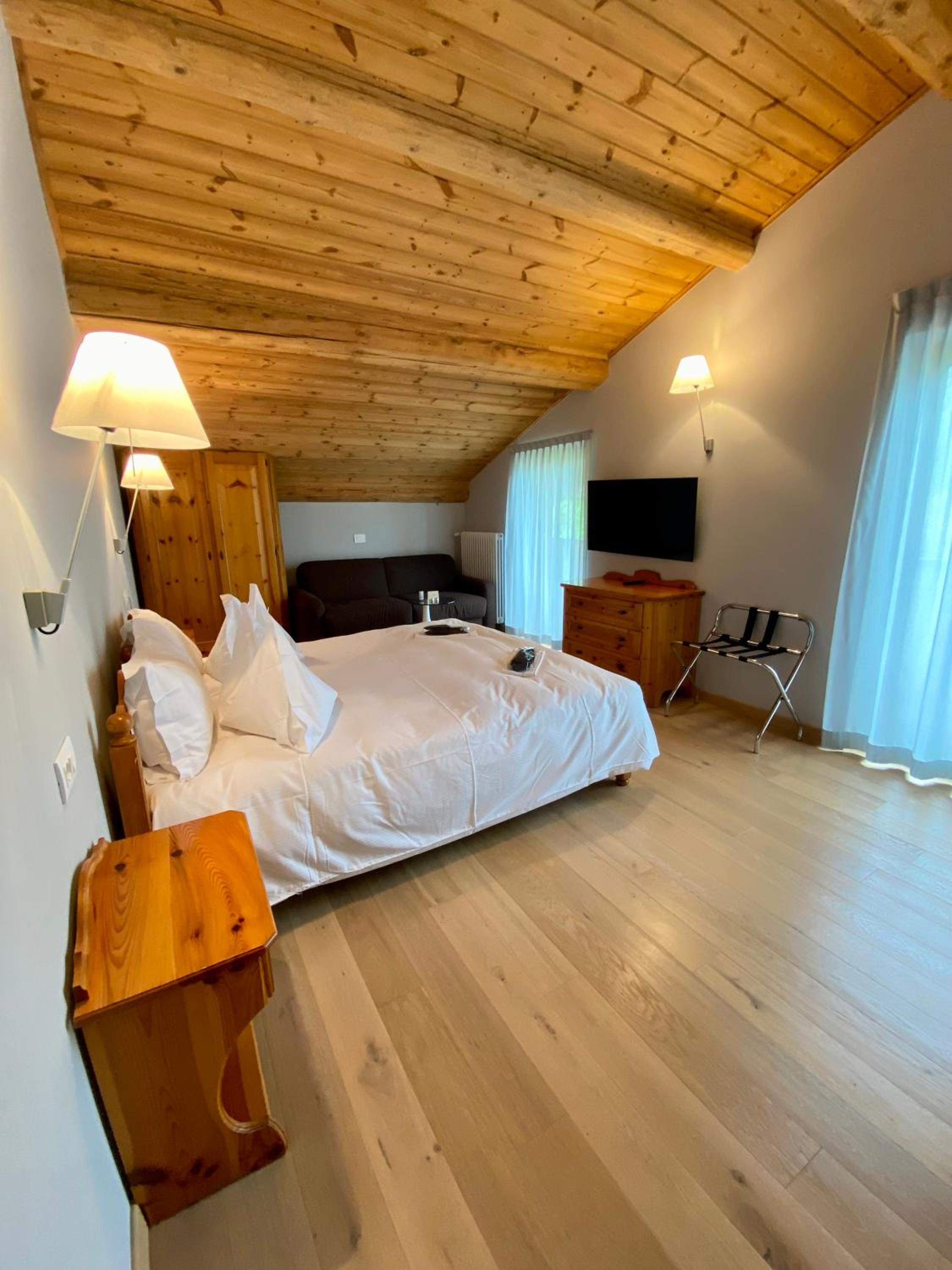 Junior Suite with Balcony - Photo 3