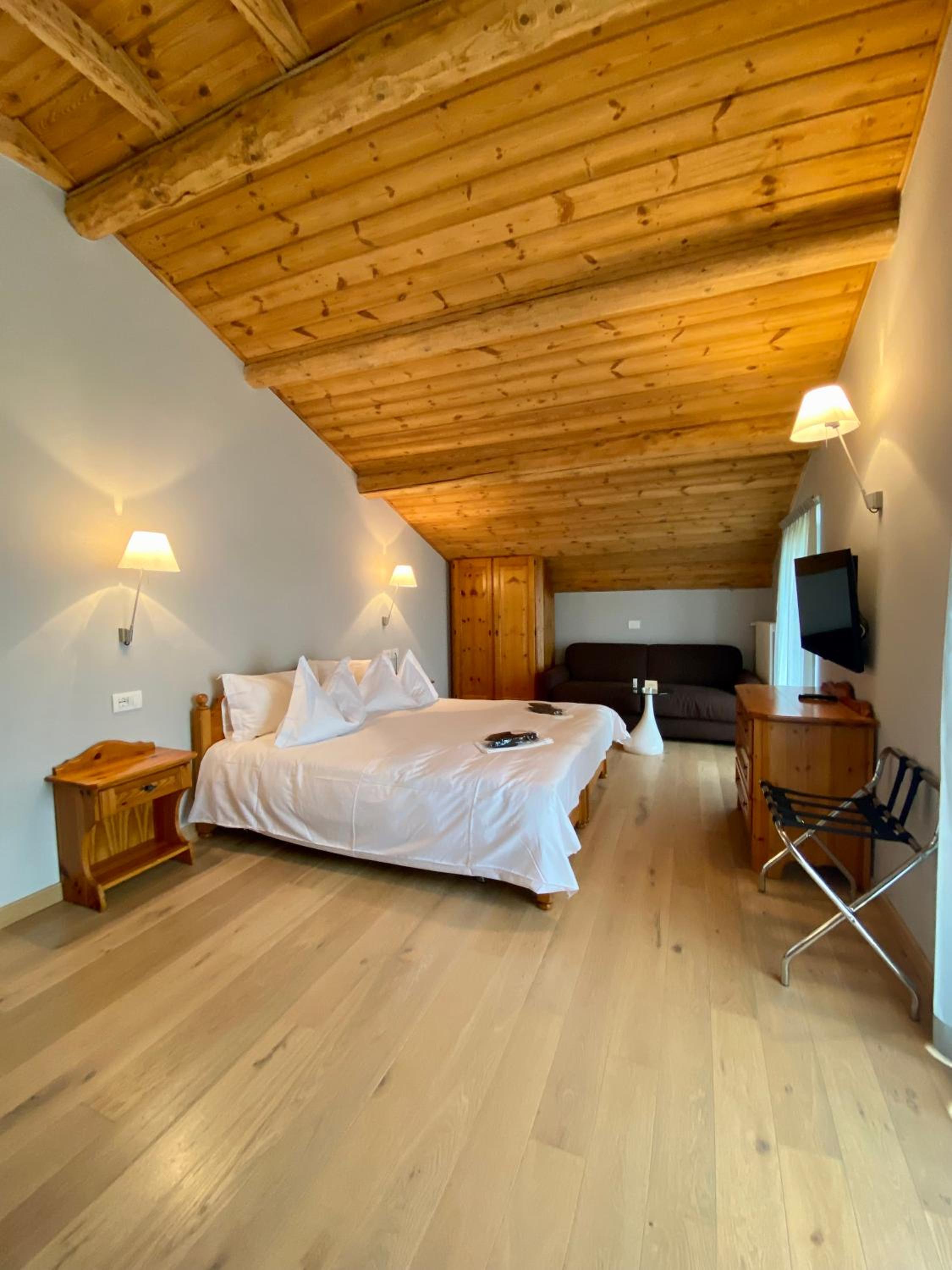 Junior Suite with Balcony - Photo 4