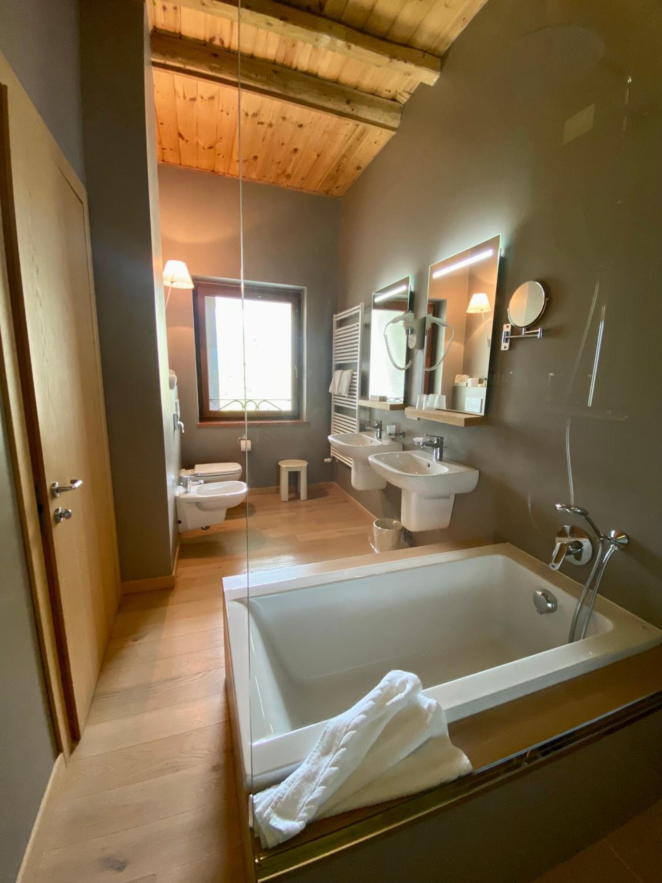 Junior Suite with Balcony - Photo 5