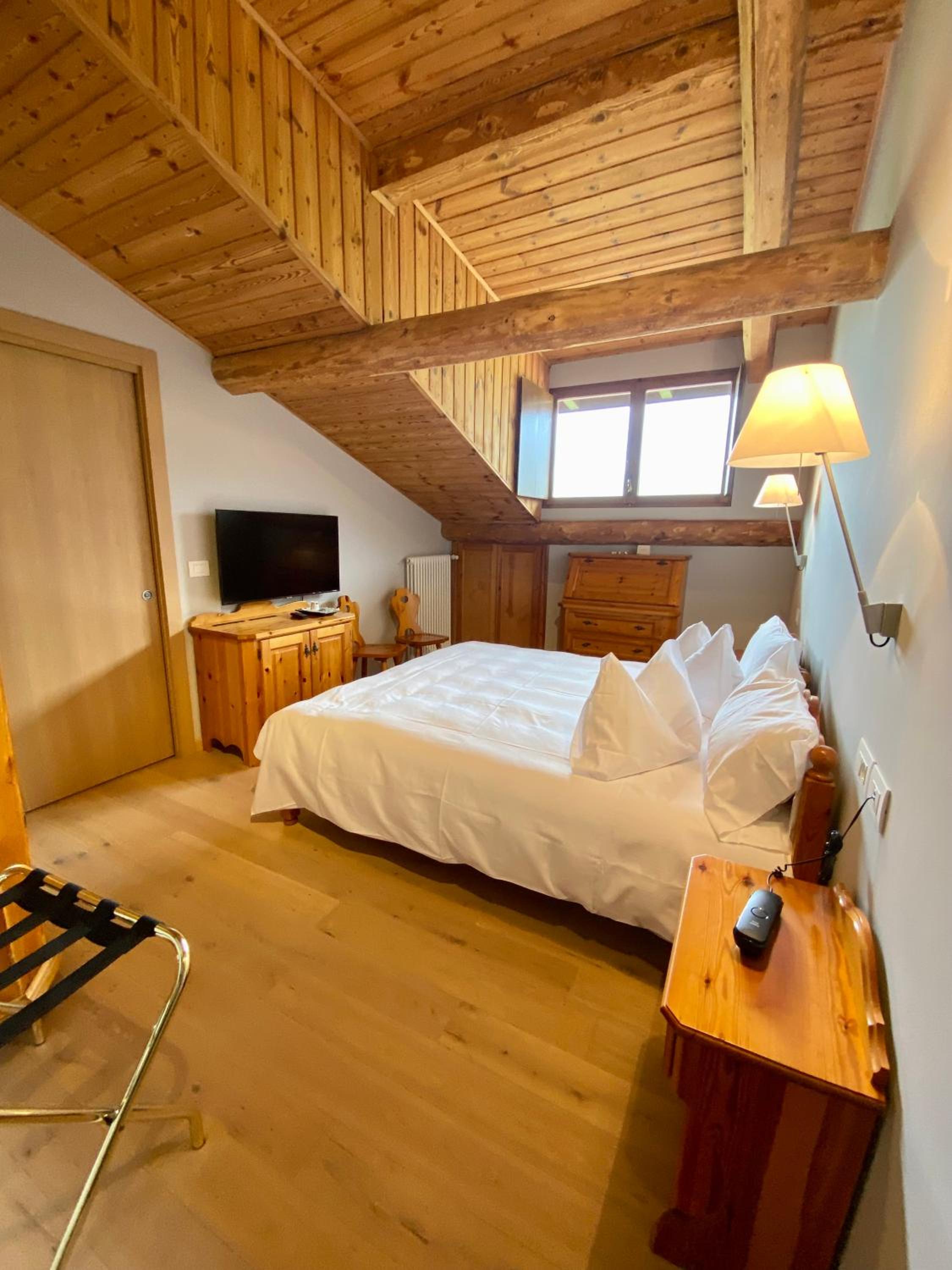 Attic Double Room with Mountain View - Photo 4