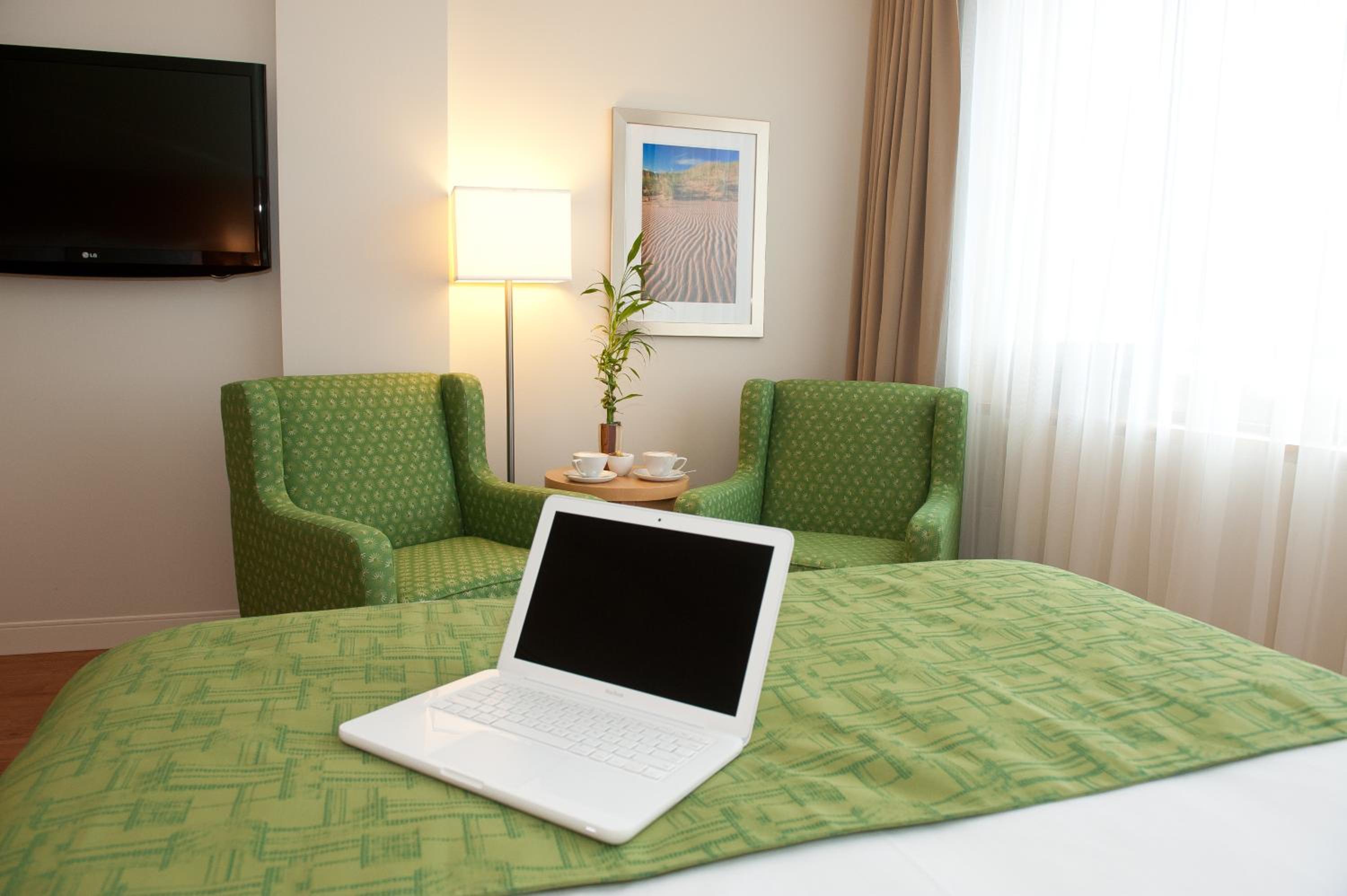 Queen Room with Two Queen Beds - Photo 2