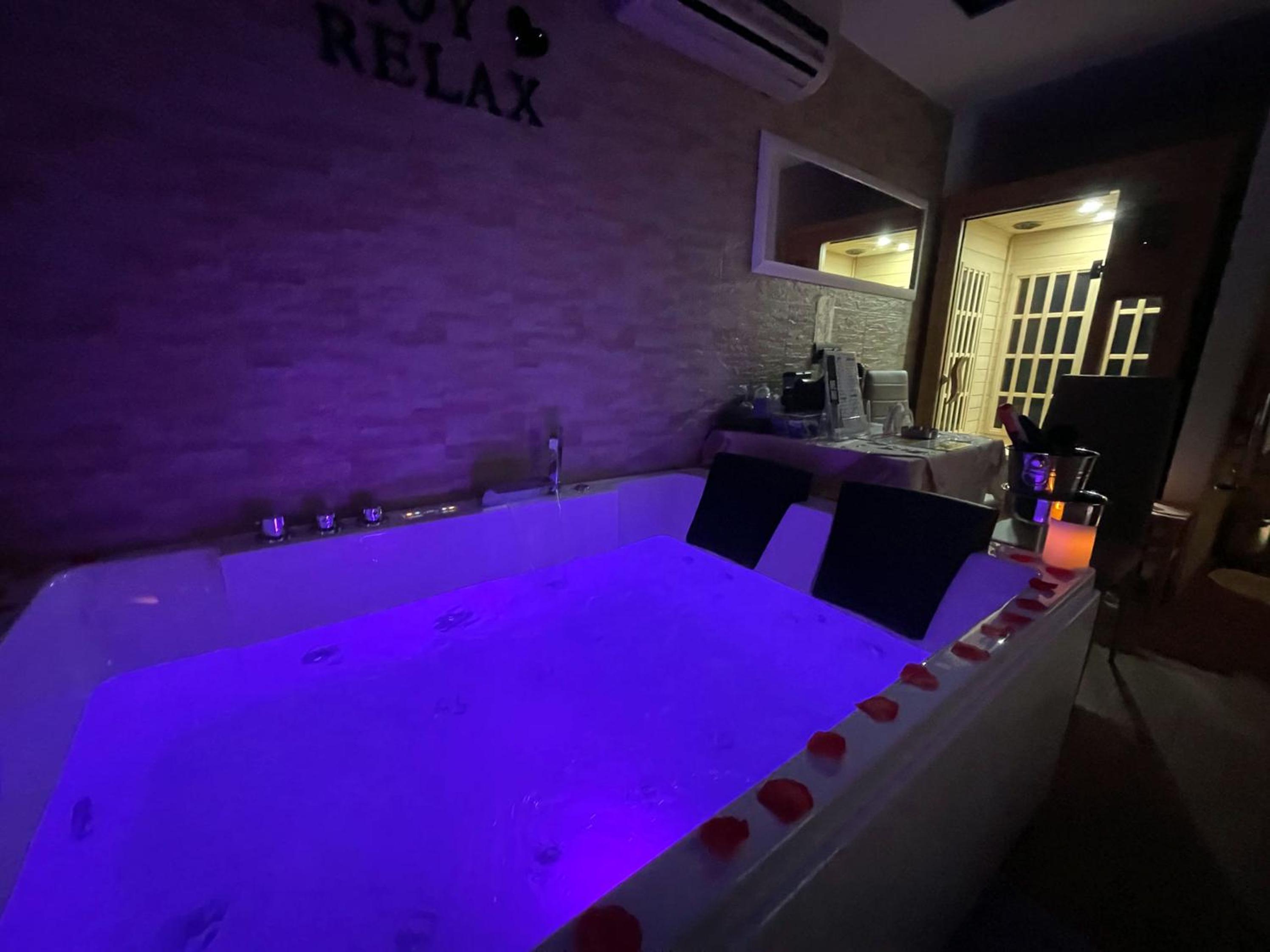 Suite with Spa Access - Photo 3