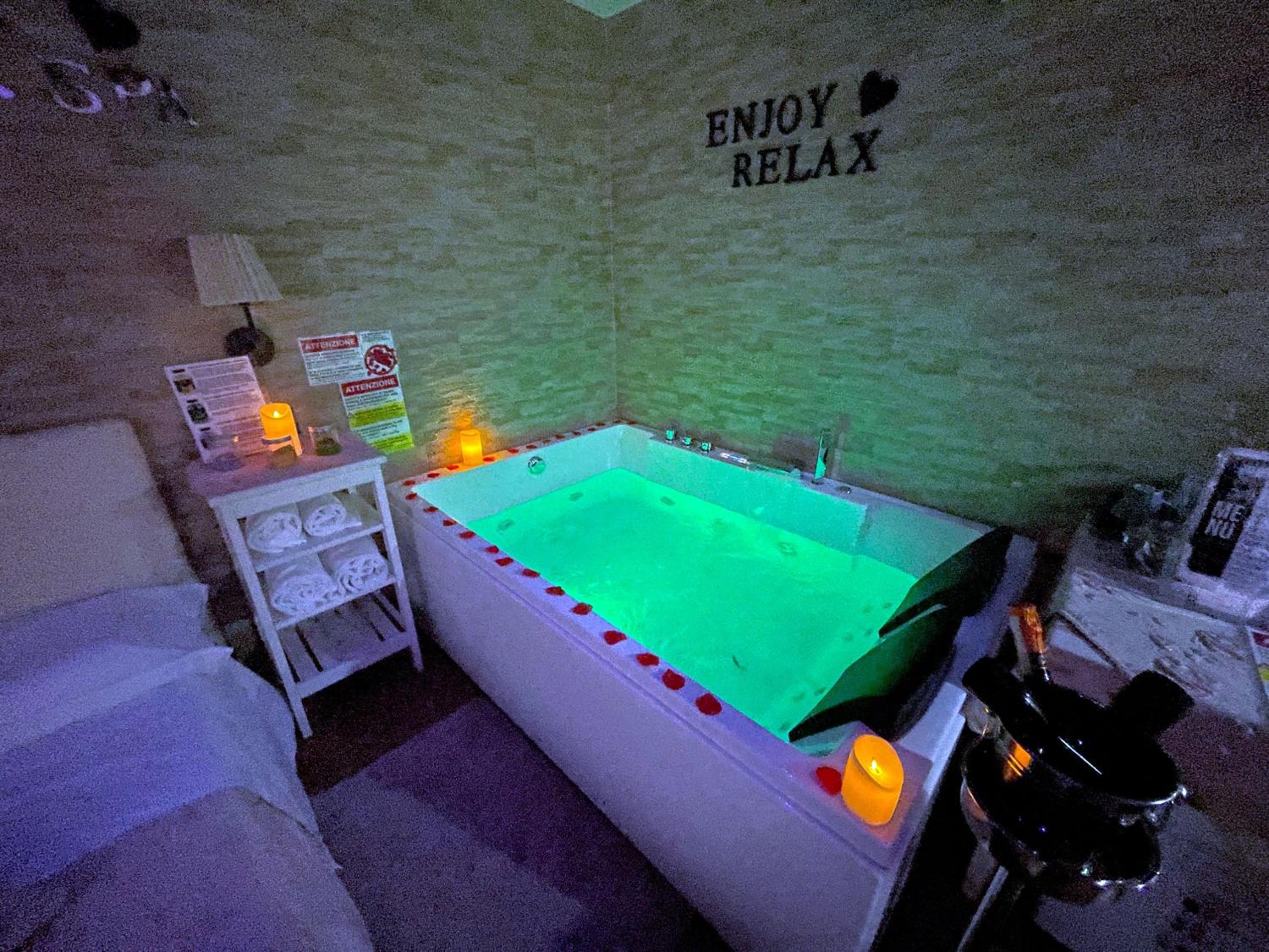 Suite with Spa Access - Photo 8