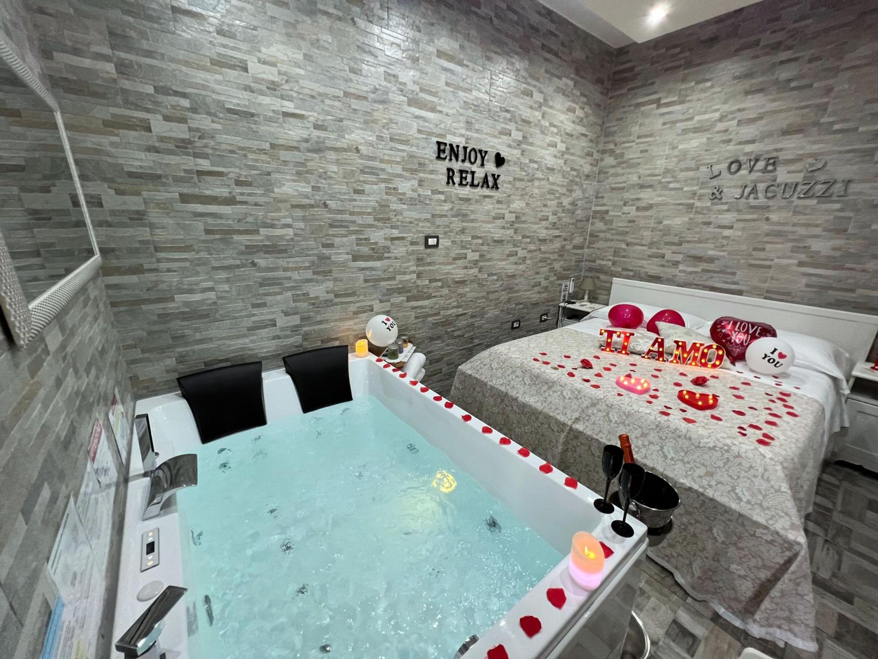 Queen Suite with Spa Bath - Photo 12