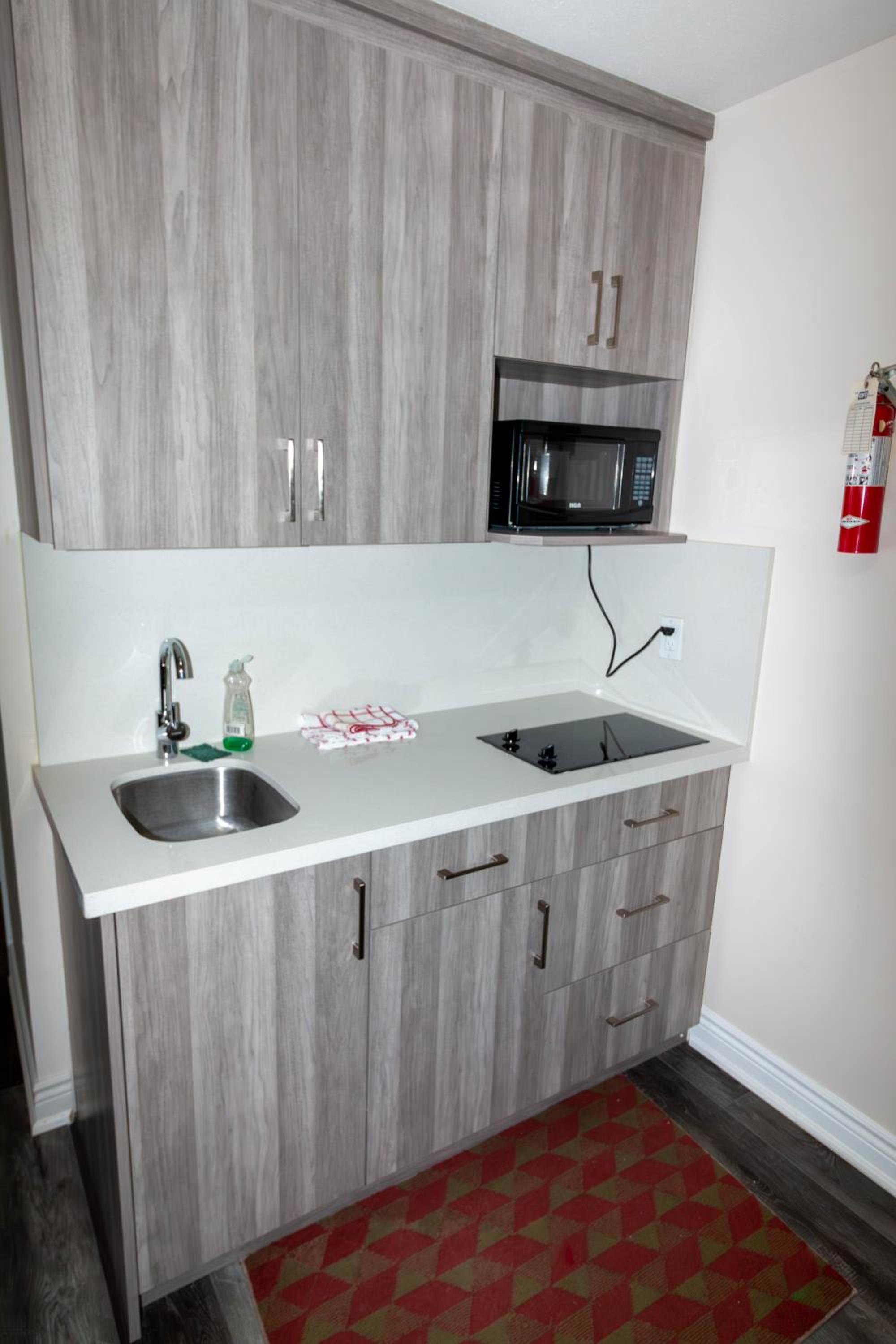 One Bedroom Suite with Kithenette - Non-Smoking photo 2
