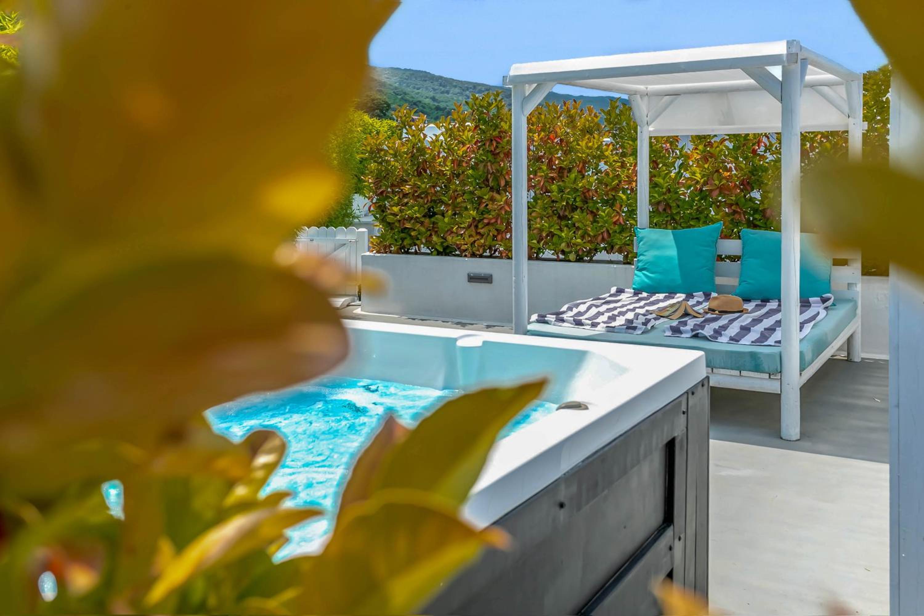Aegean Spa Split-Level Suite with Rooftop Jetted Tub & Sauna – Sea View - Photo 11