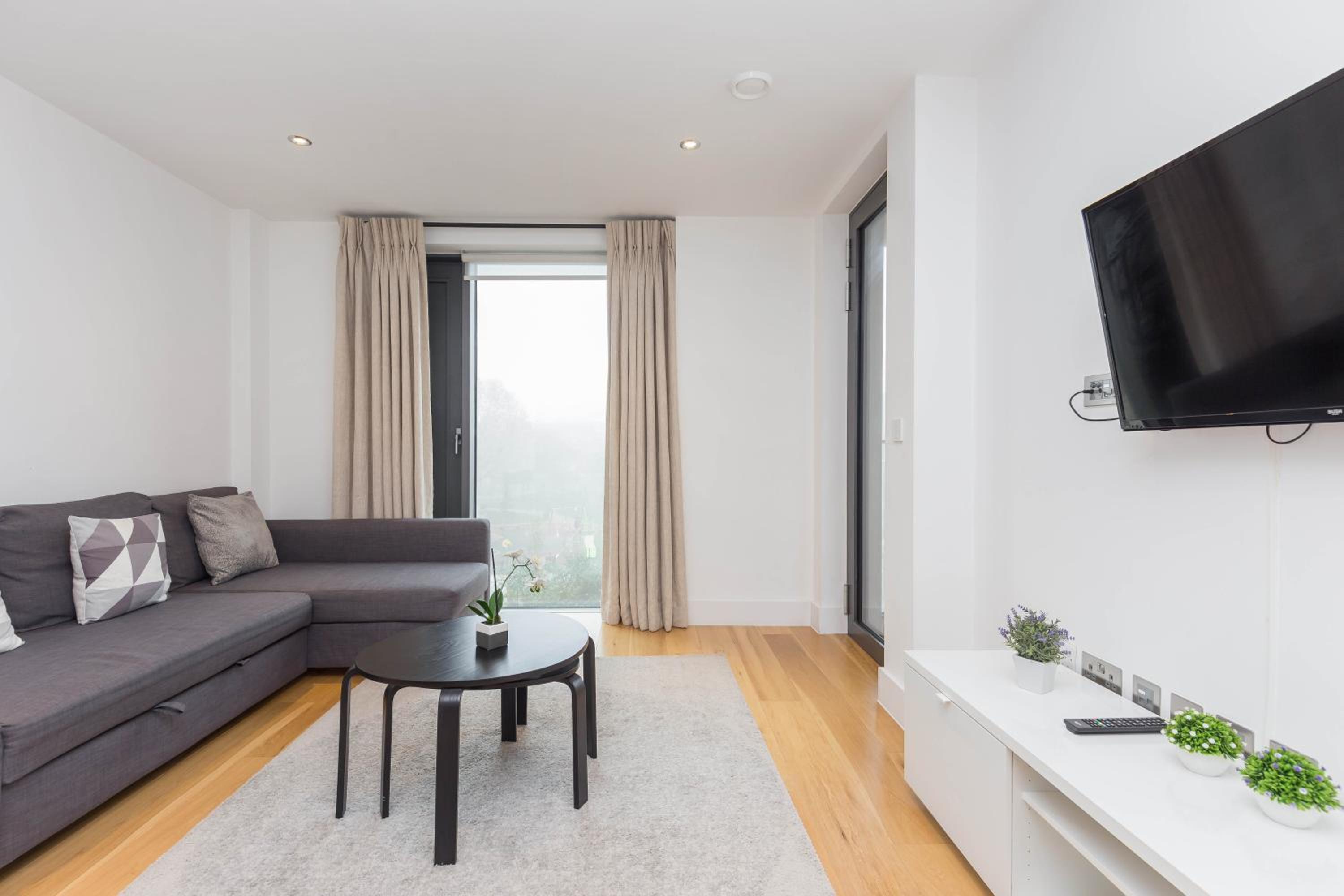 Deluxe One-Bedroom Apartment with Balcony  photo 1