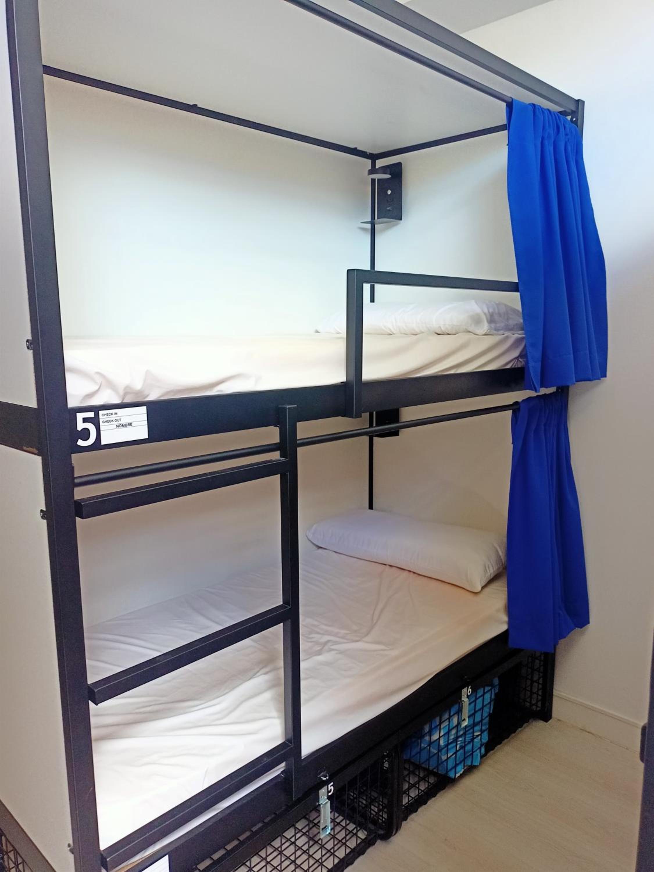 Cama en Dormitorio Compartido Masculino de 8 Camas