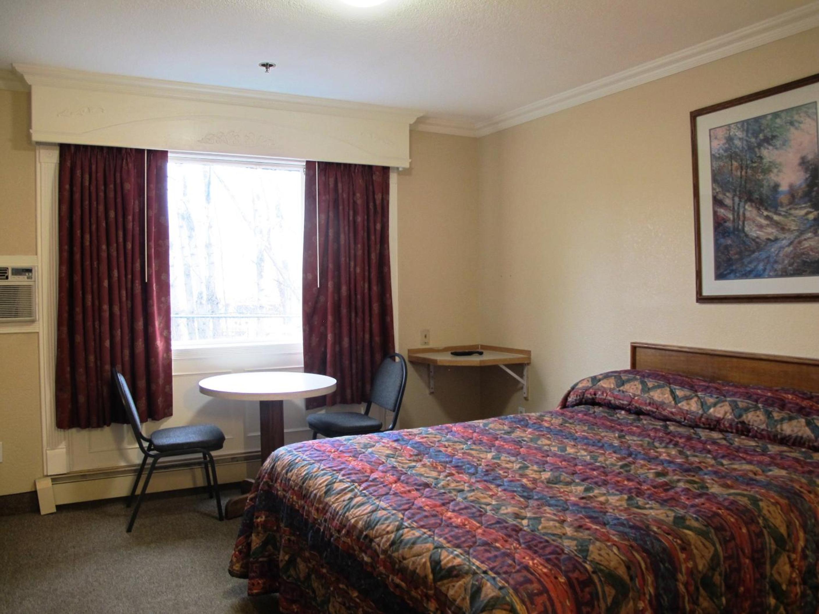 Queen Room photo 2